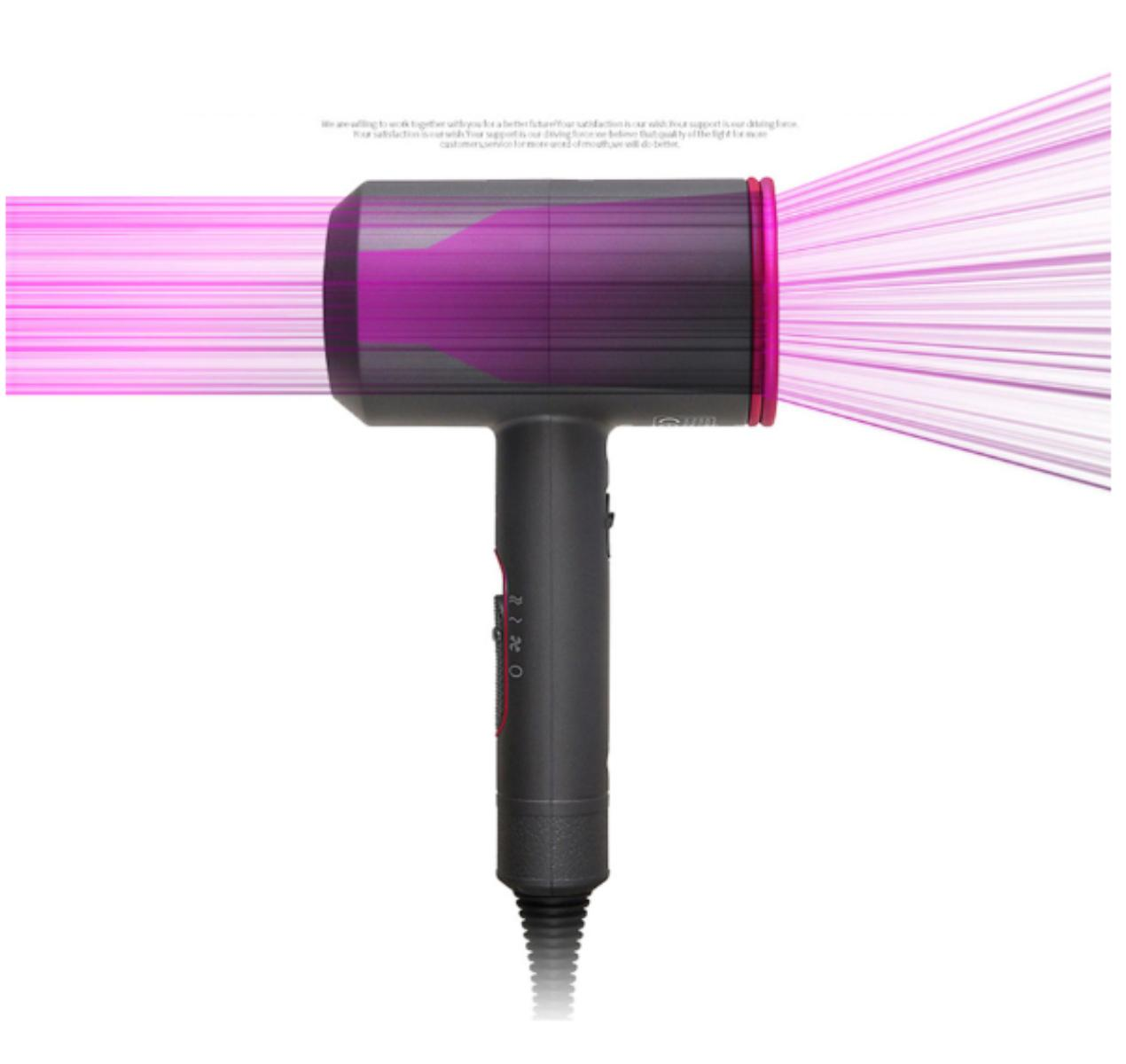 Haartrockner mit rosa Lichtstrahlen, auf weißem Hintergrund. Text oben ist unscharf.