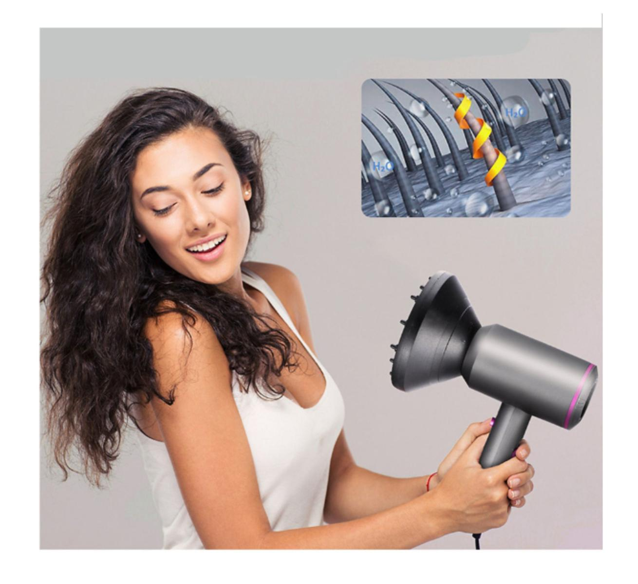 Frau mit Haartrockner. Diagramm zeigt Haare und Wasserblasen. Heller Hintergrund. Das Haar ist wellig.