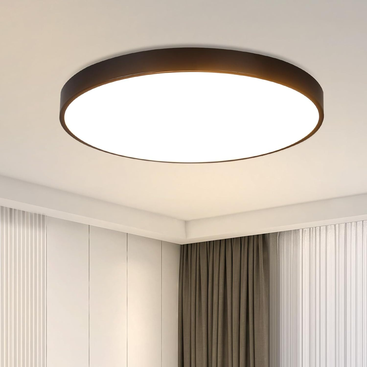 Lampada da soffitto rotonda, interno bianco, bordo marrone, sul soffitto.
