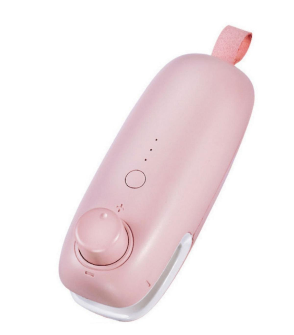 Ein pinkfarbenes, tragbares Lebensmittelversiegelungsgerät mit einem kleinen Knopf und drei Kontrollleuchten.
