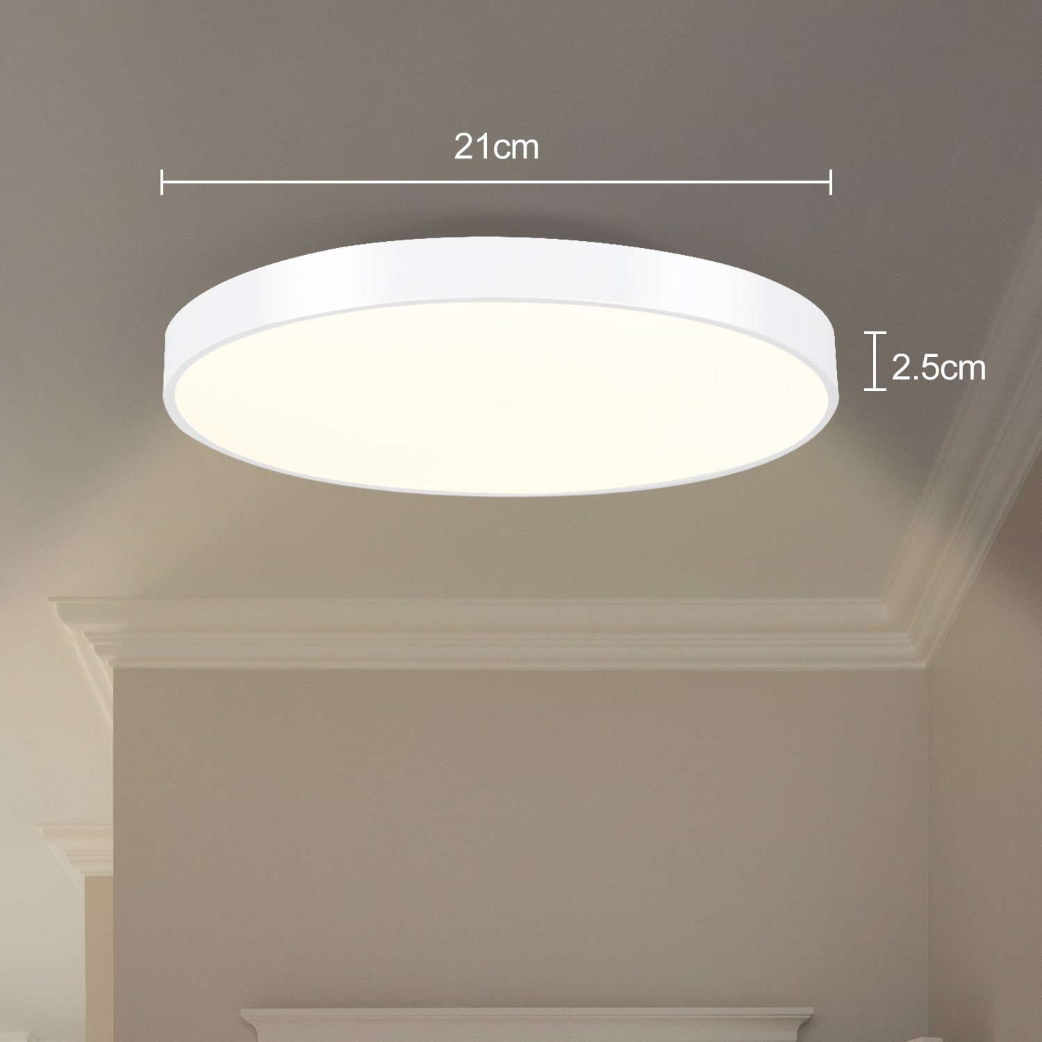 Una luce da soffitto bianca e rotonda. Le dimensioni sono 21 cm di diametro e 2,5 cm di altezza. Soffitto beige.