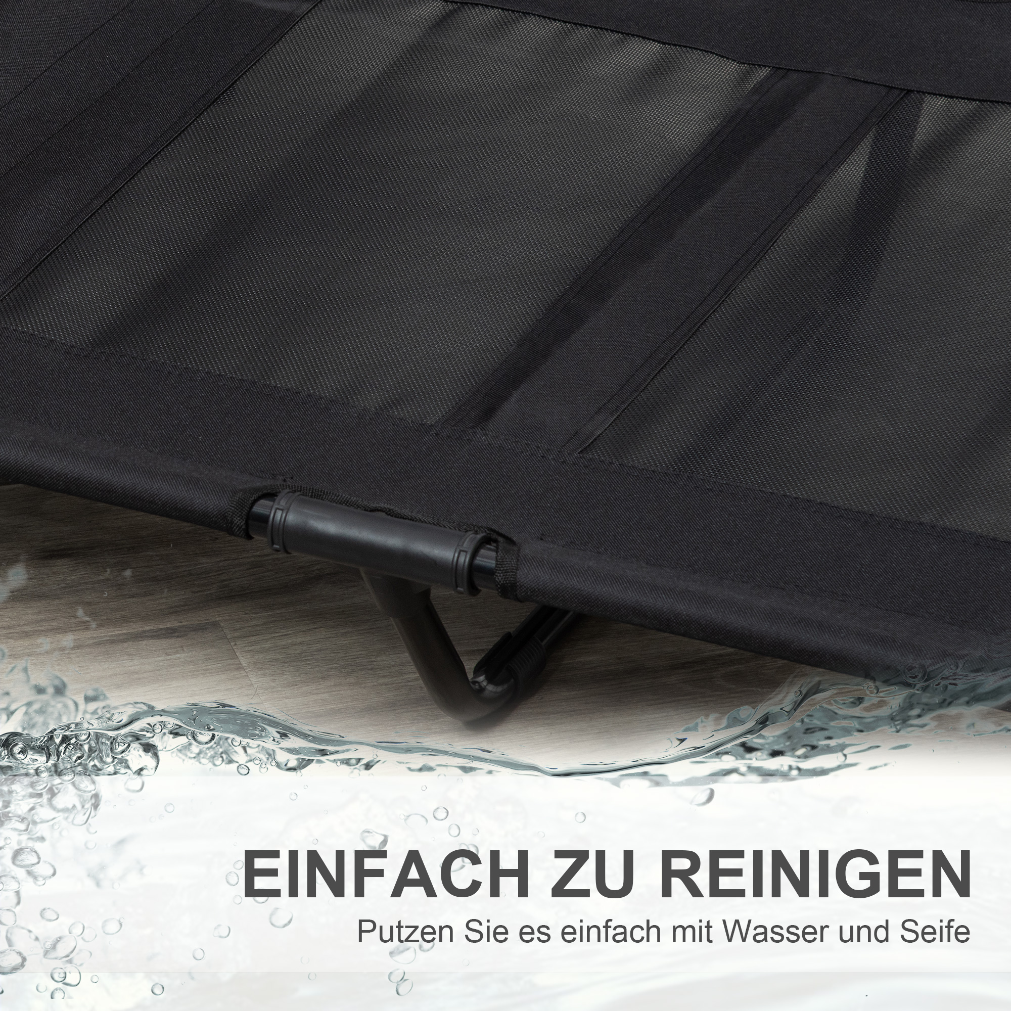 Nahaufnahme eines schwarzen Hundebetts, das den Rahmen und den Text „Leicht zu reinigen“ mit Wassertropfen zeigt.
