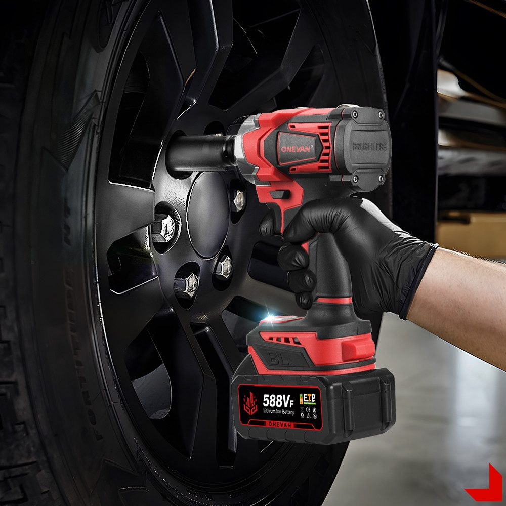 Una llave de impacto se utiliza en una rueda de coche negra. Una mano enguantada sujeta la herramienta.