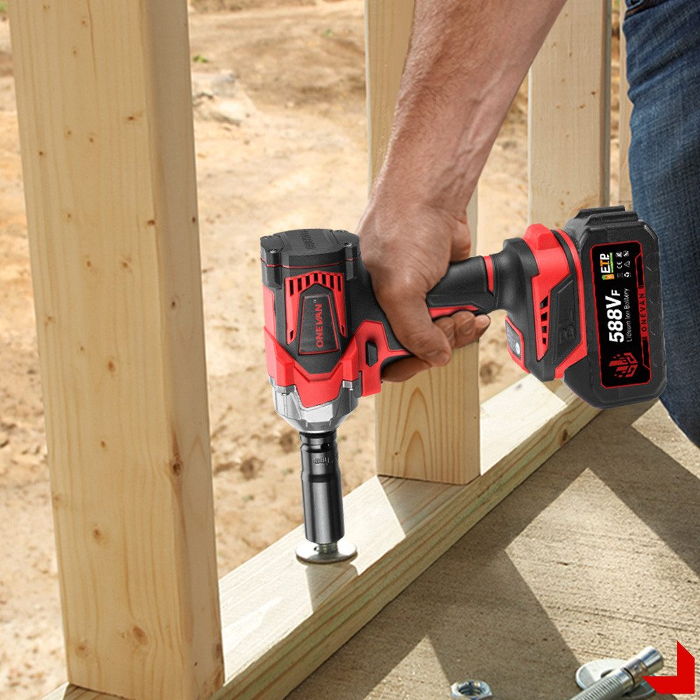 Persona usando una herramienta eléctrica roja y negra para fijar un perno a un marco de madera.