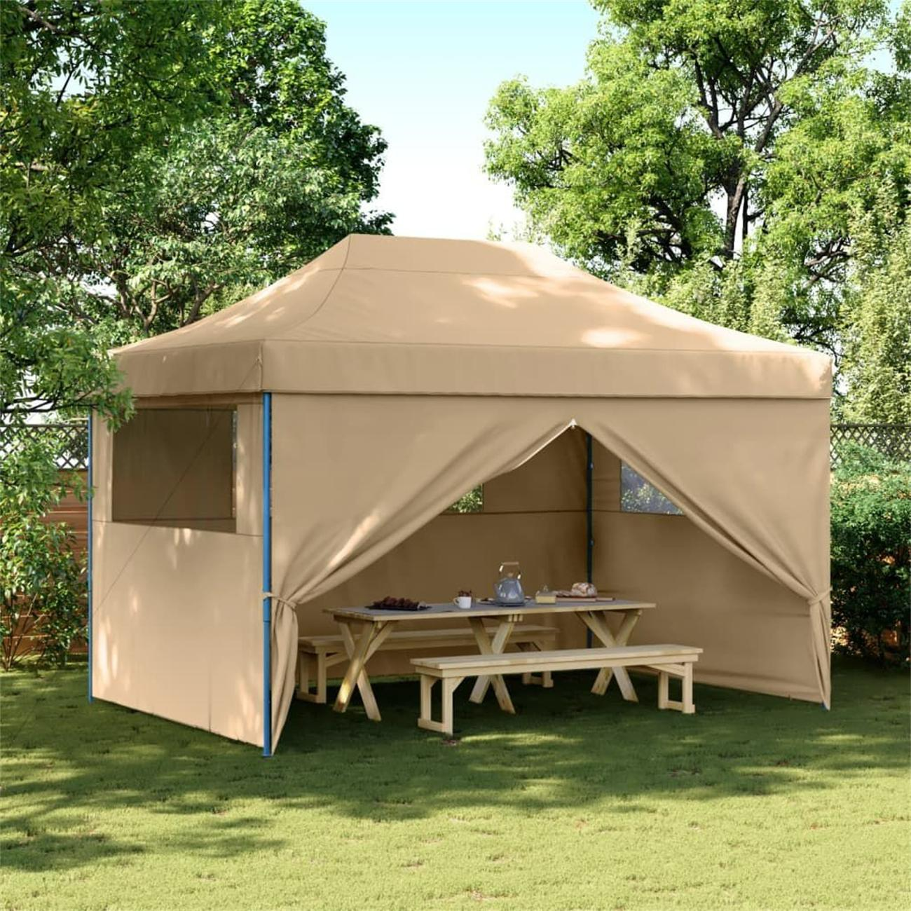 Beiges Pop-up-Zelt mit Tisch und Bänken im Inneren. Grünes Gras und Bäume.