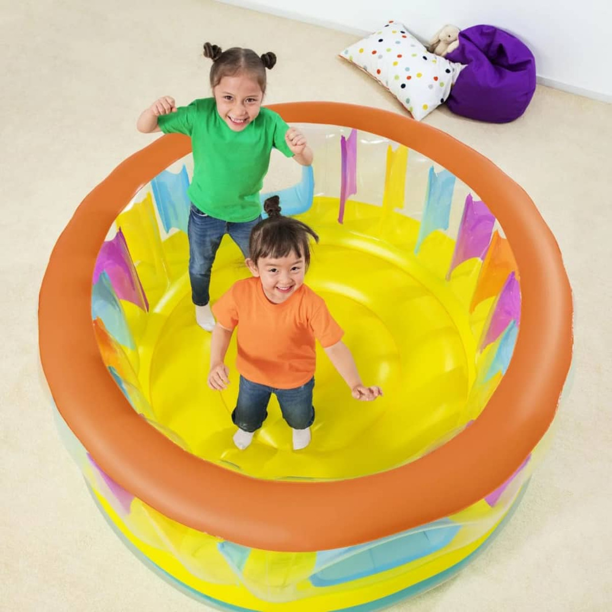 Zwei Kinder in einem aufblasbaren Pool. Der Pool ist gelb mit orangefarbenem Rand. Hintergrund hat Spielzeug.