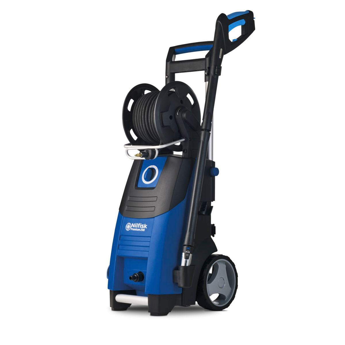 Niebieska myjka ciśnieniowa Nilfisk ze szpulą na wąż i uchwytem.