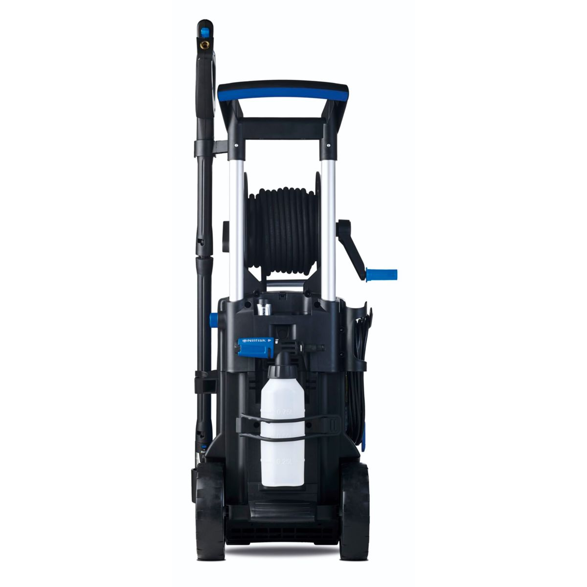 Myjka ciśnieniowa, czarna i niebieska, z wężem. Na białym tle.