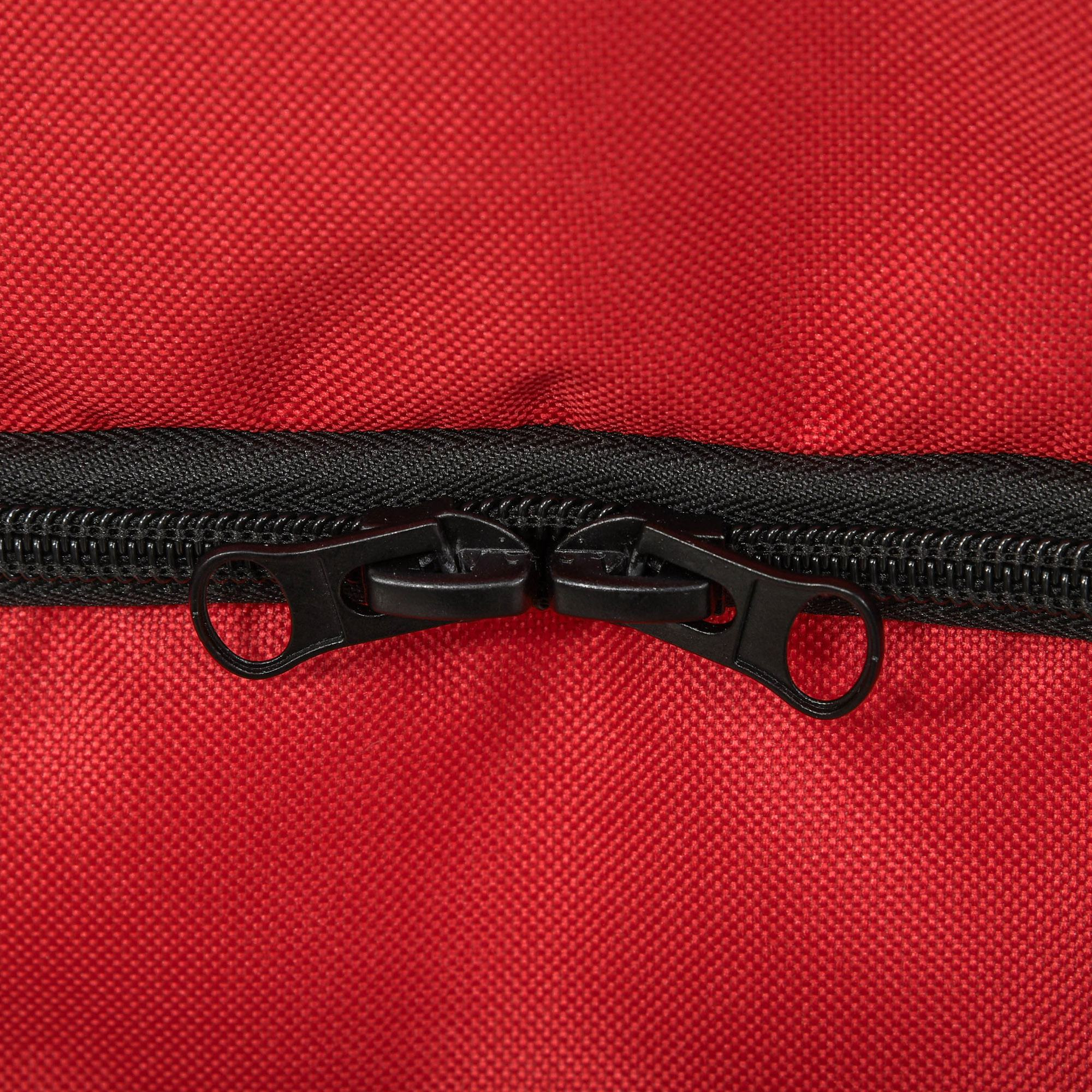 Roter Reißverschluss auf rotem Stoff.