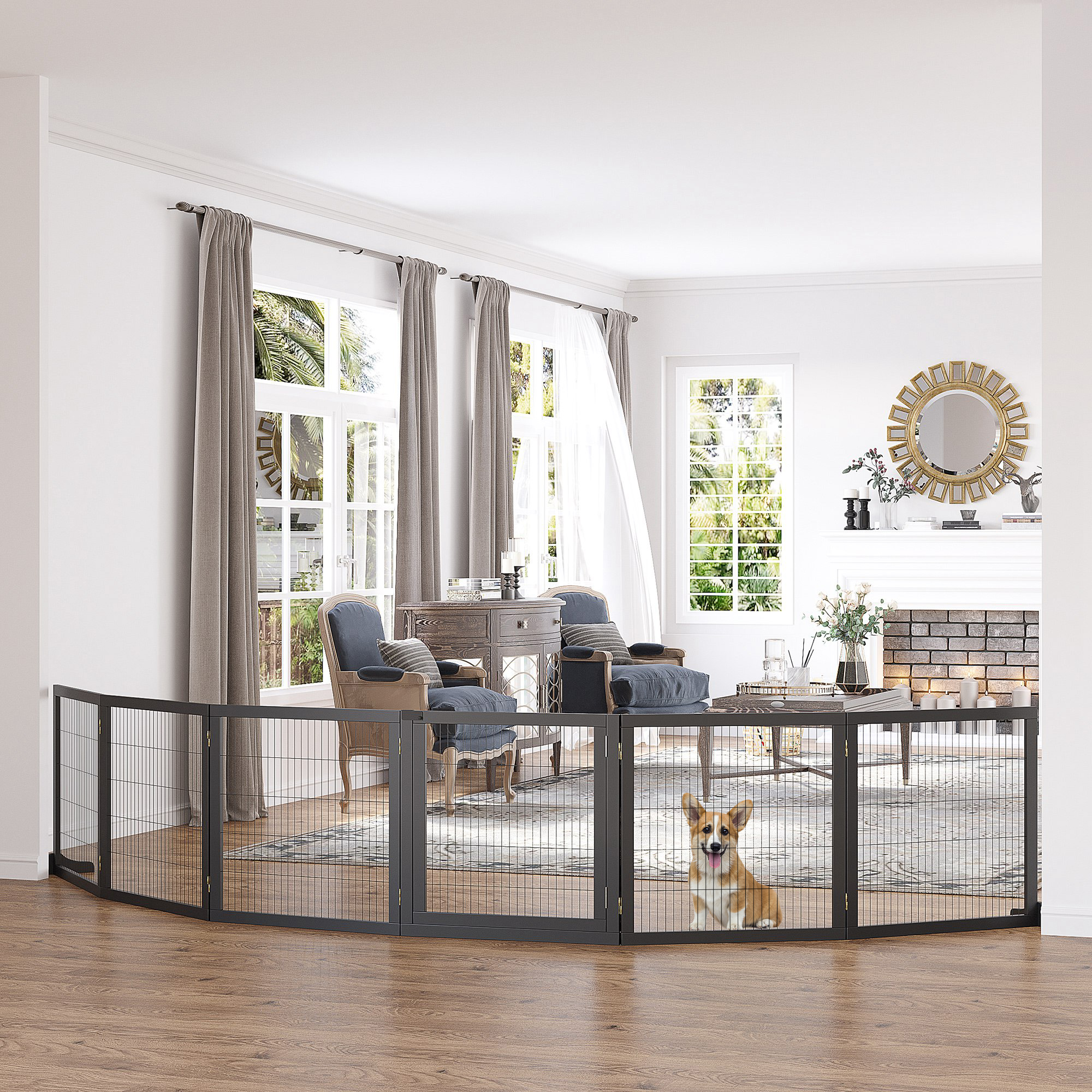 Ein Hundezaun in einem Wohnzimmer mit einem Hund darin. Der Hintergrund umfasst Möbel, Fenster und einen Kamin.