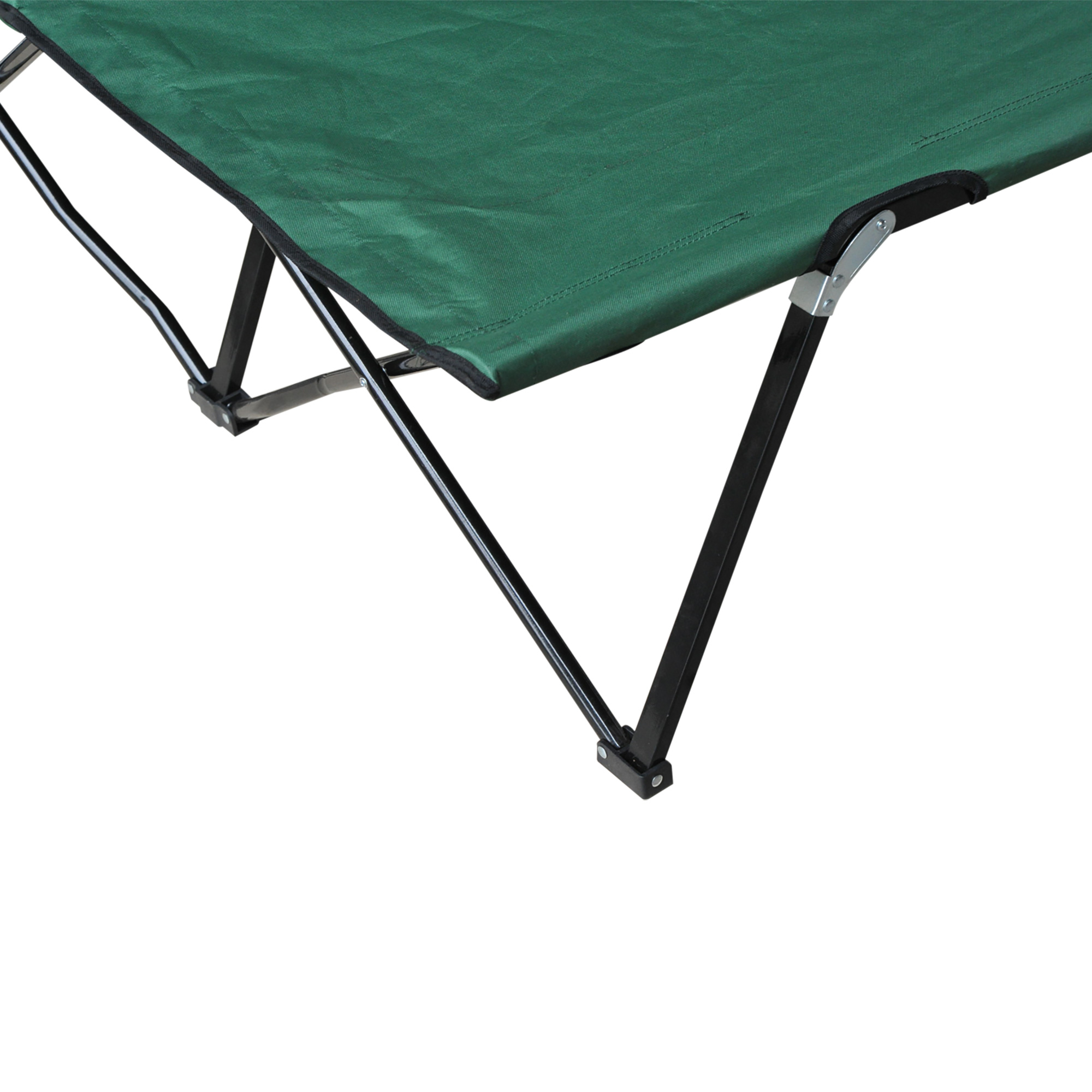 Nahaufnahme eines grünen Campingbettes. Der Rahmen ist aus schwarzem Metall. Das Material ist grün und der Hintergrund weiß.