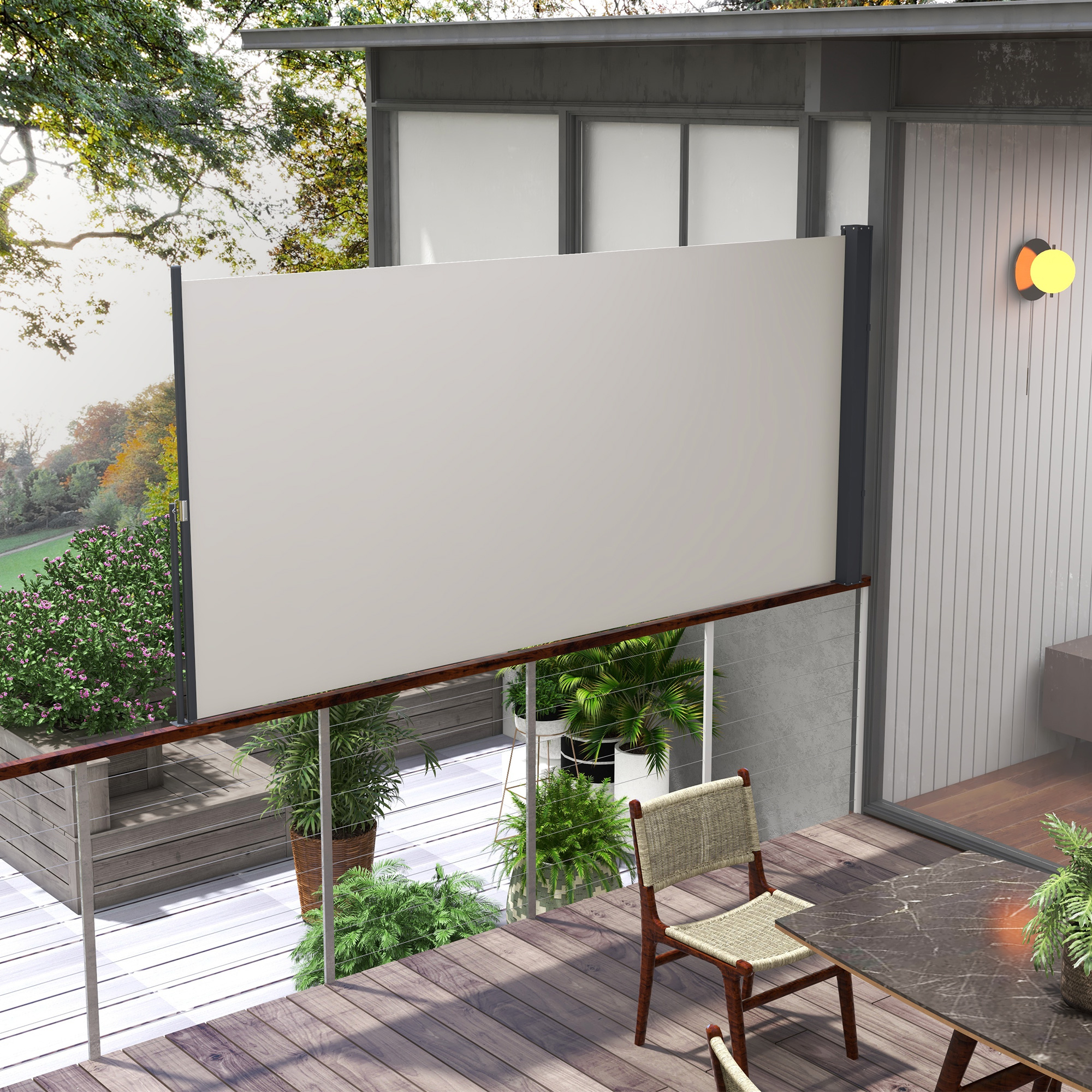 Outdoor-Patio-Szene mit weißem Sichtschutz, Holzdeck, Pflanzen und einem Tisch mit Stühlen.