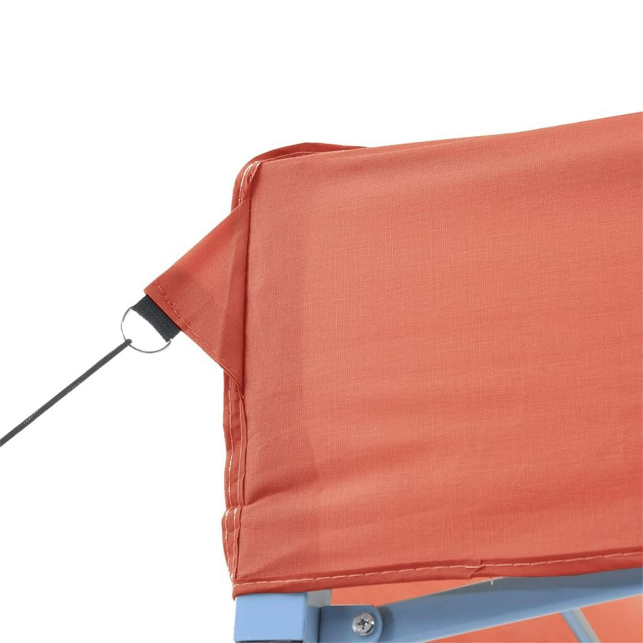 Nahaufnahme einer orangenen Zeltecke mit schwarzem Kabel und Metallring.