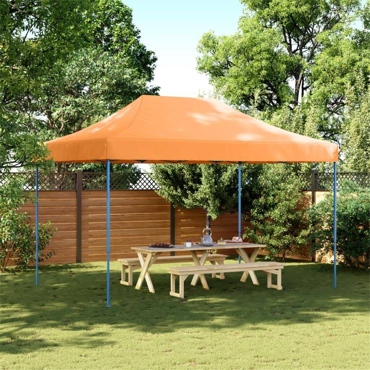 Orangenes Zelt mit Picknicktisch, umgeben von grünem Gras und Bäumen.
