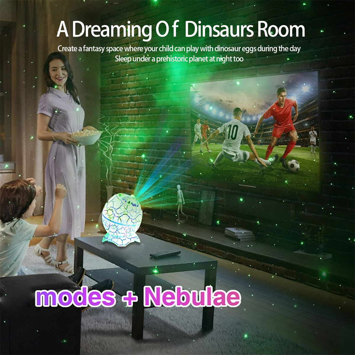 Ein Zimmer mit einer Projektion eines Fußballspiels, Familie und einem Dinosaurier-Ei-Projektor.