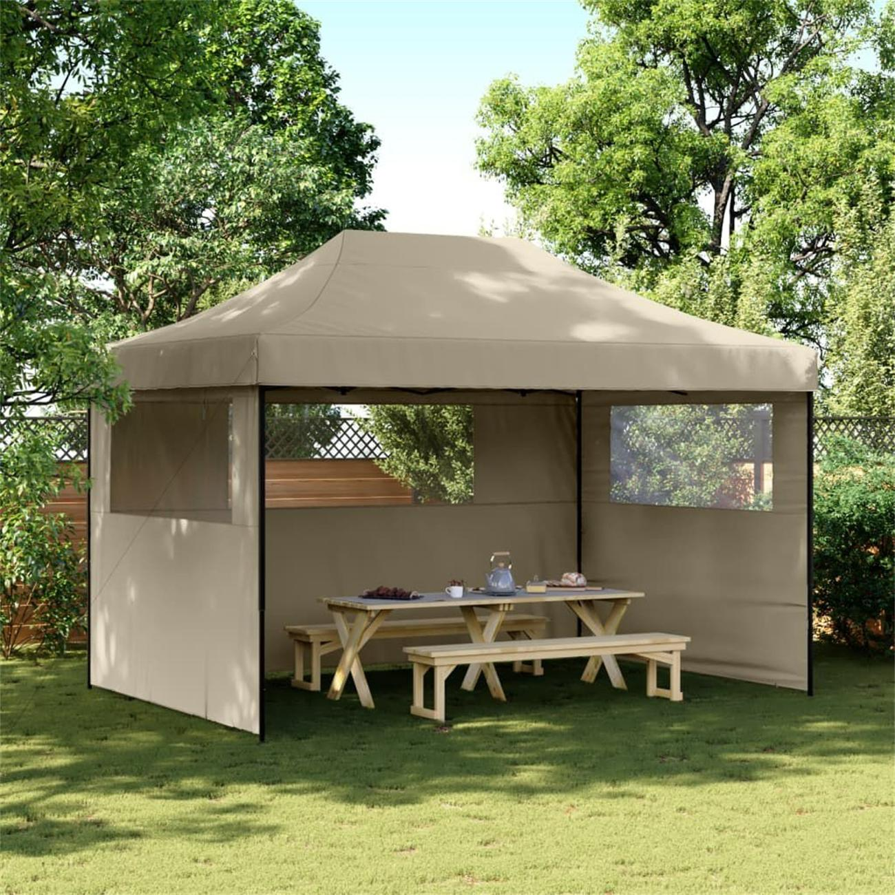 Beige Zelt mit Picknicktisch und Bänken im Gras, umgeben von Bäumen. Outdoor-Einstellung.