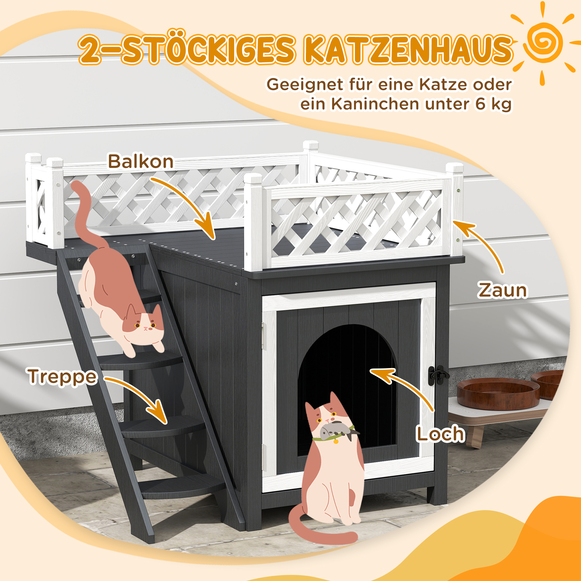 Zweistöckiges Katzenhaus mit Treppe, Balkon und Zaun. Eine Katze sitzt auf der Treppe.