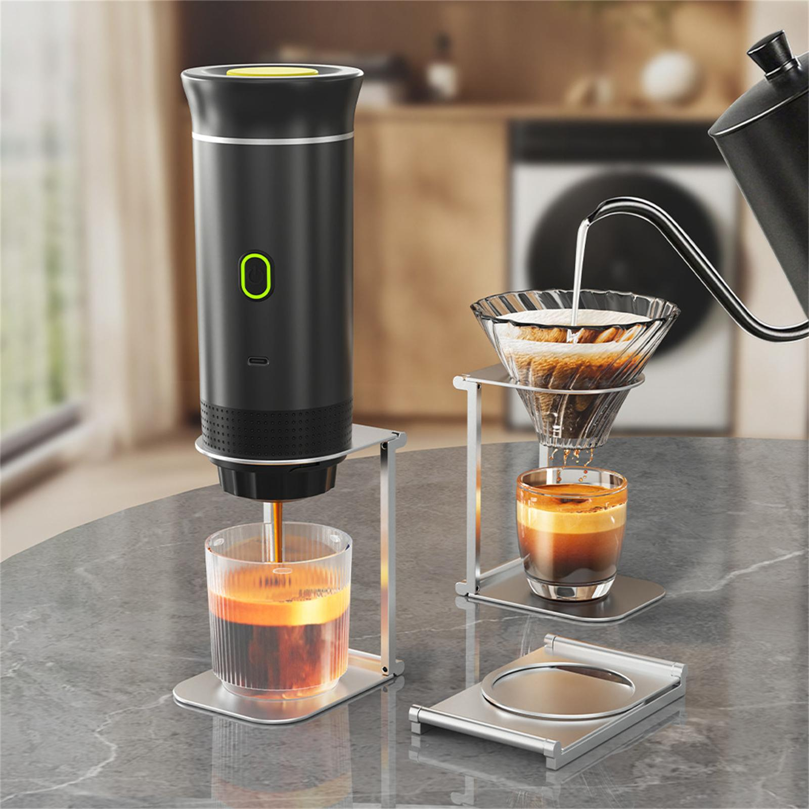 Schwarze Kaffeemaschine, Kaffee und Kaffee, der gegossen wird. Silberständer. Marmorhintergrund.