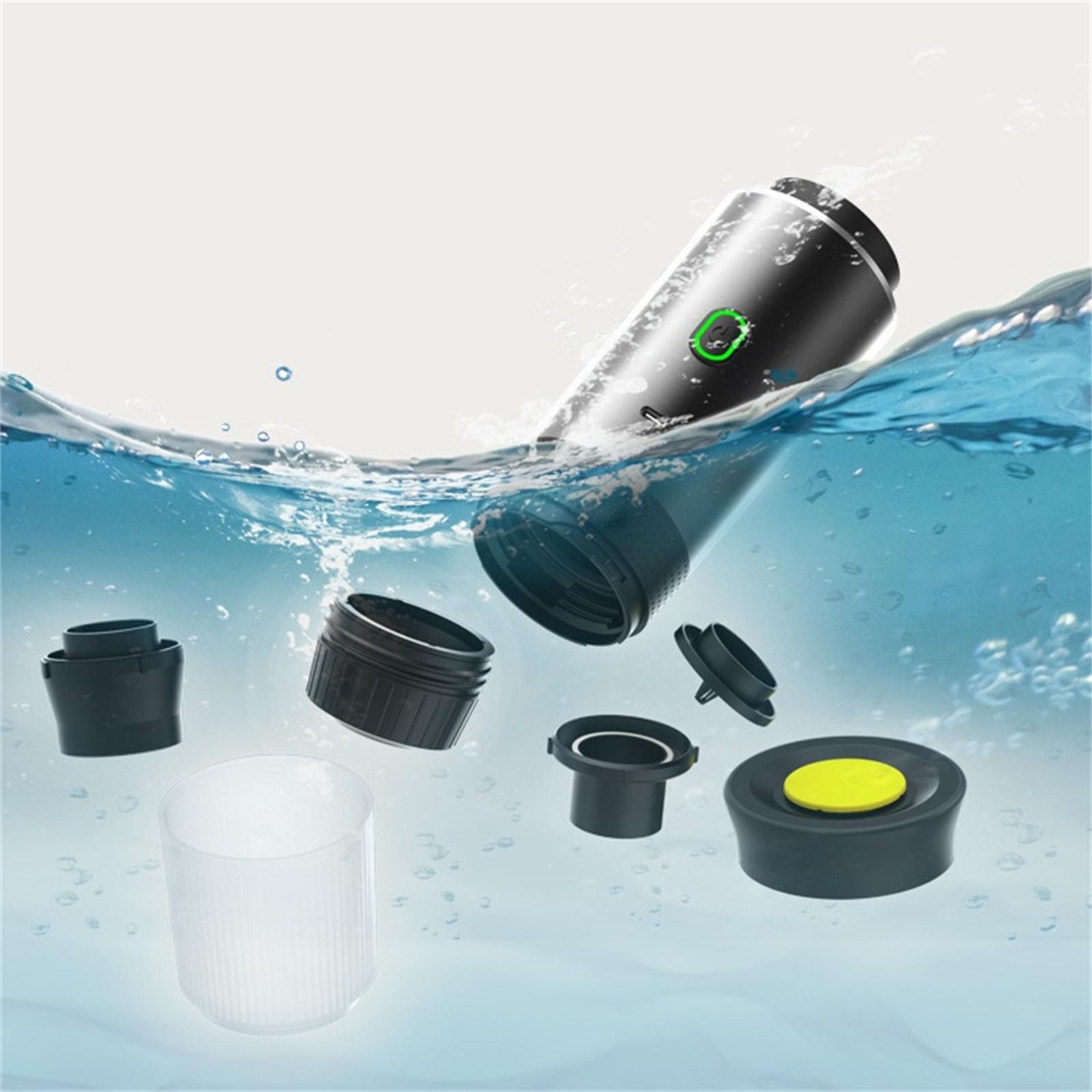 Schwarzes Gerät mit Komponenten, die im Wasser schweben. Weißer Hintergrund. Komponenten: schwarz, klar, gelb.