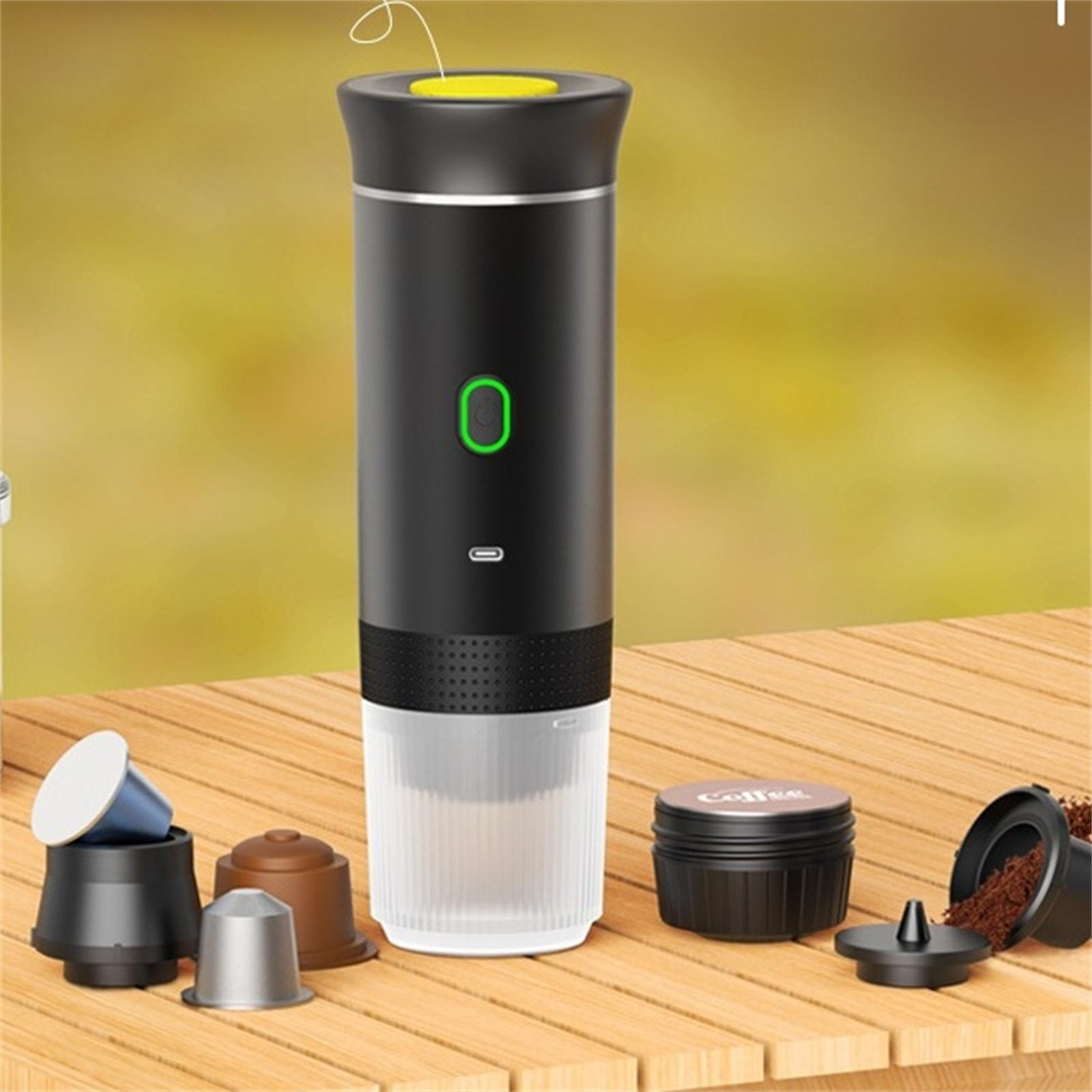 Kaffeemaschine mit Kaffeekapseln, mit schwarzem Gehäuse und grünem Knopf.