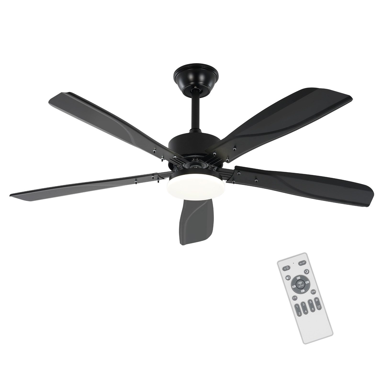 Ventilatore da soffitto nero con cinque pale e luce bianca, con telecomando. Sfondo bianco.