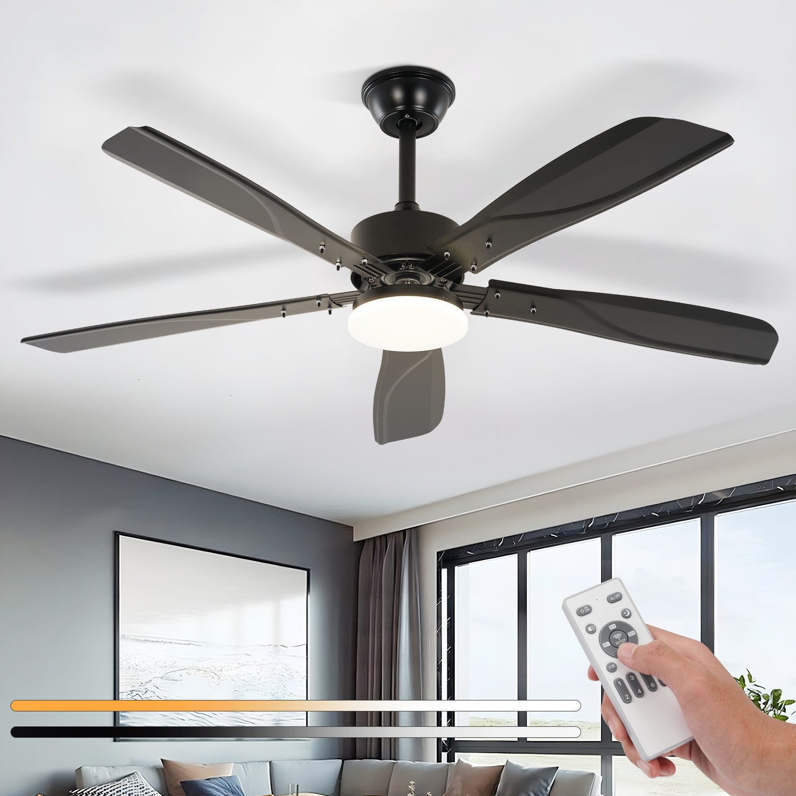 Ventilatore a soffitto con cinque pale e una luce. Una mano tiene un telecomando con pulsanti.