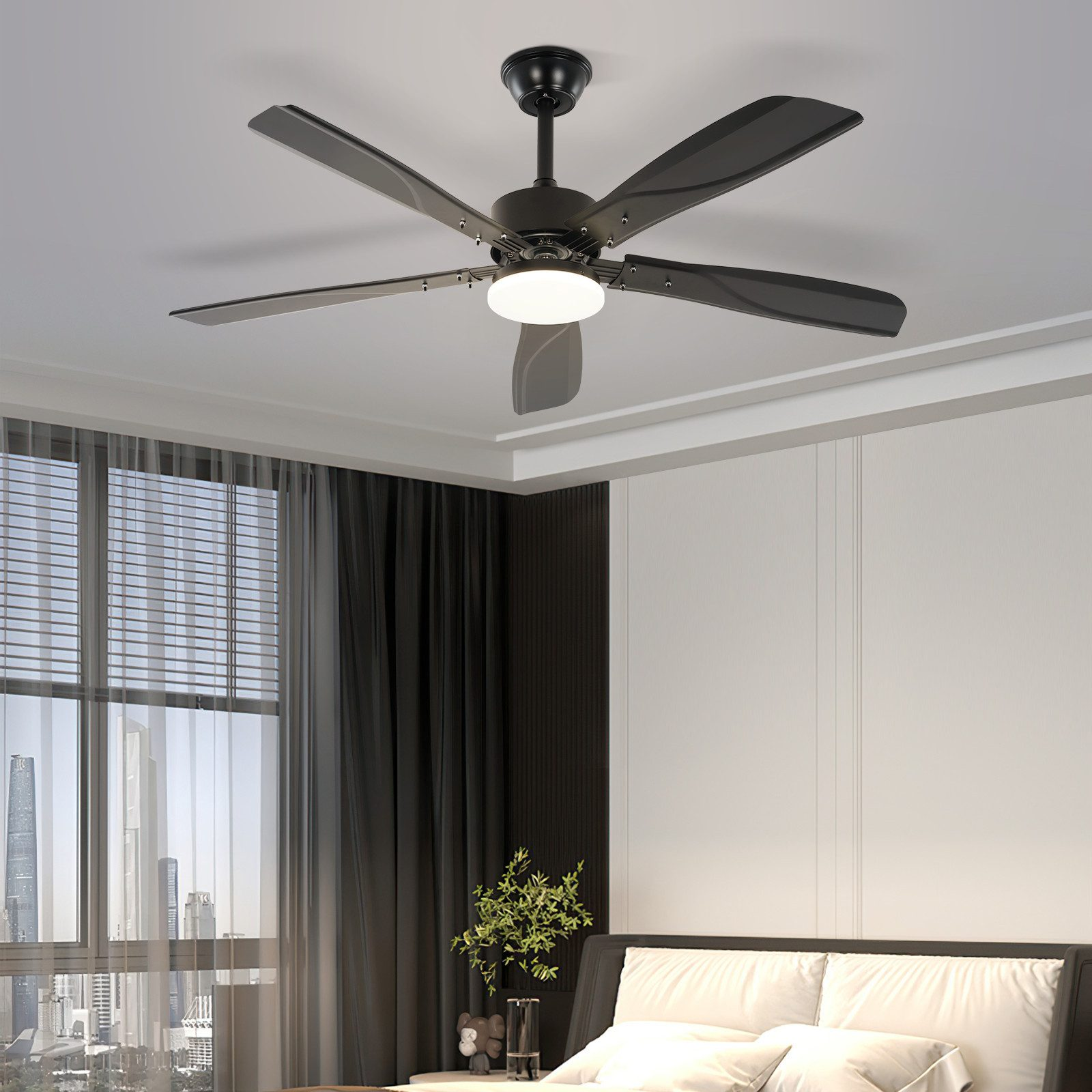 Ventilatore da soffitto nero con cinque pale e luce bianca. Sfondo camera da letto, muro bianco, finestra.