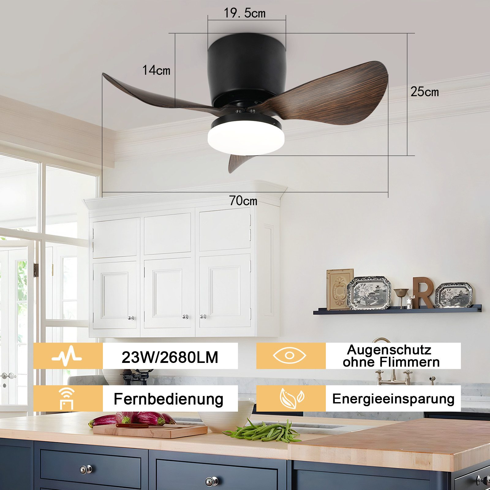 Un ventilatore a soffitto con dimensioni ed etichette, contro un soffitto bianco. Mobili da cucina sullo sfondo.