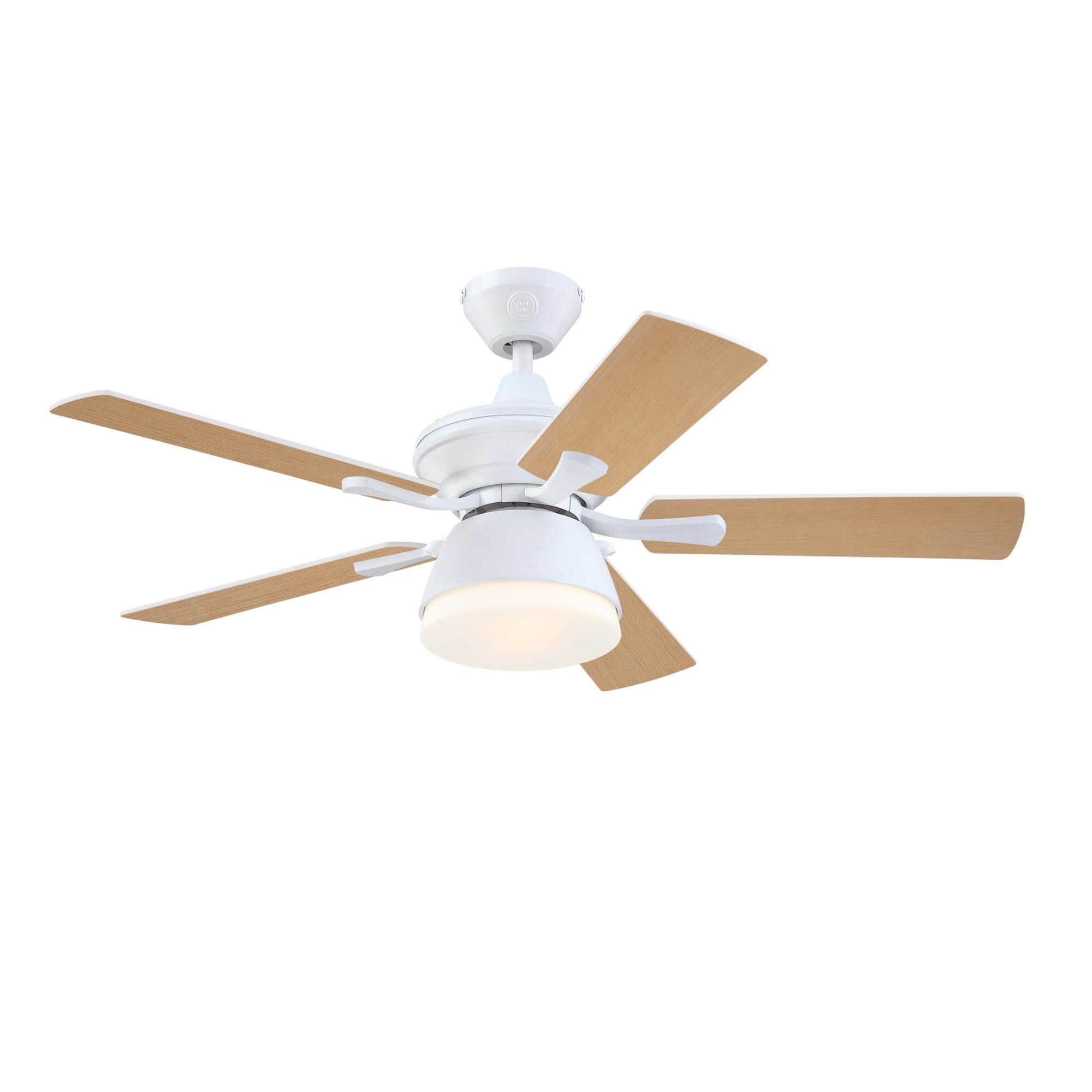 Weißer Deckenventilator mit fünf Blättern aus hellem Holz. Klares Design, mit einer Leuchte darunter.