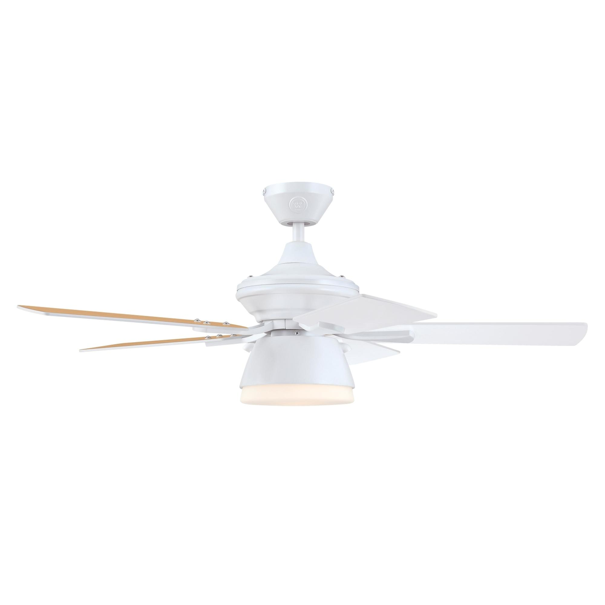 Ein weißer Deckenventilator mit vier Flügeln, einem Licht und einem weißen Ziersockel.