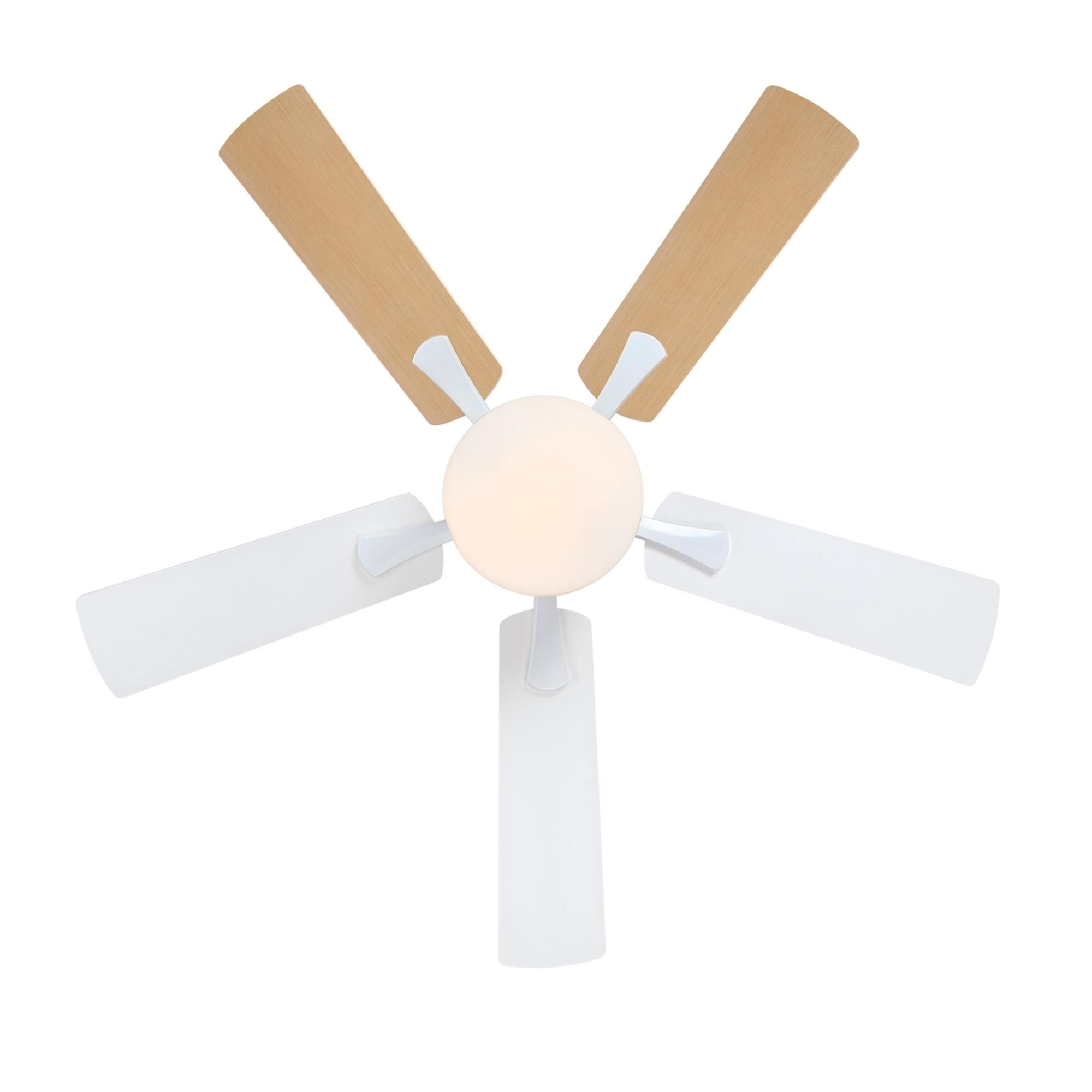 Deckenventilator mit fünf Blättern, helles Holz und Weiß. Die Blätter sind abgewinkelt, isoliert vor Weiß.