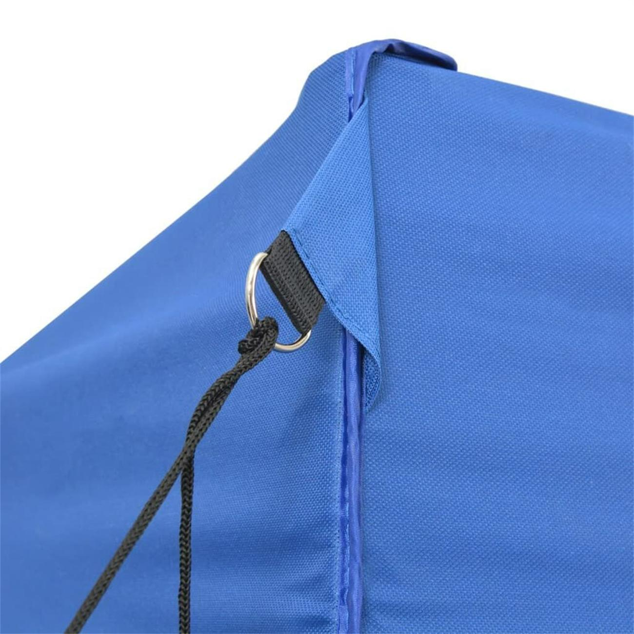 Nahaufnahme einer blauen Zeltecke mit Metallring und schwarzem Seil am Zeltstoff befestigt.