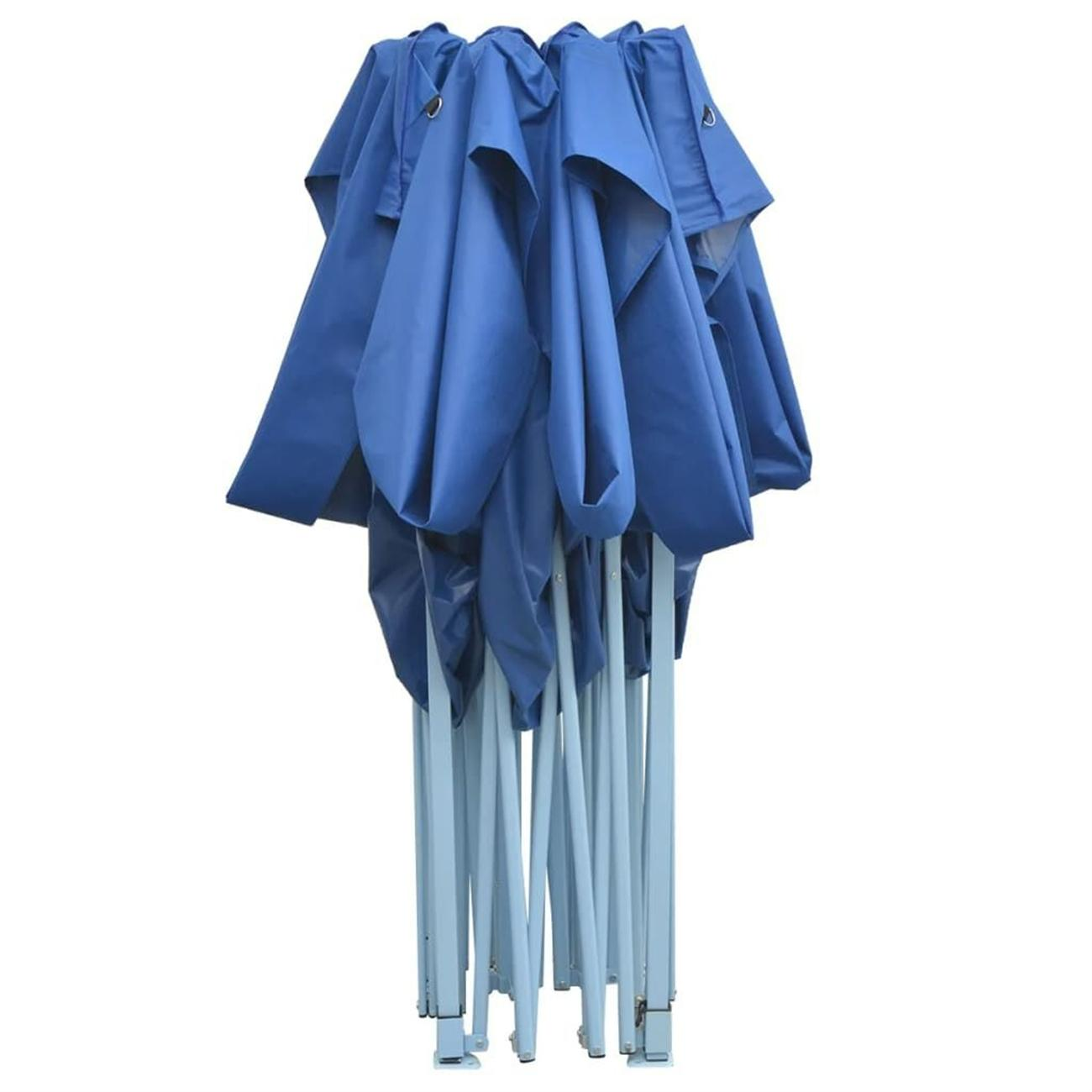 Gefaltetes blaues Zelt mit weißen Stangen, das Oberteil und den gefalteten Stoff zeigend. Das Zelt ist lagerbereit.