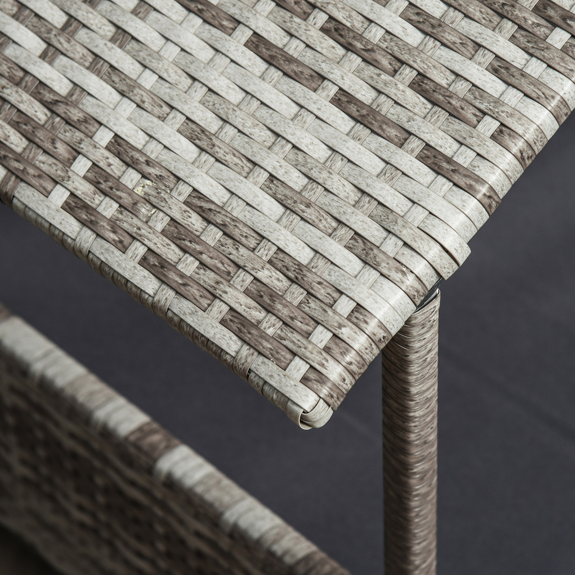 Nahaufnahme von grauem, gewebtem Rattanmaterial, Teil einer größeren Struktur.