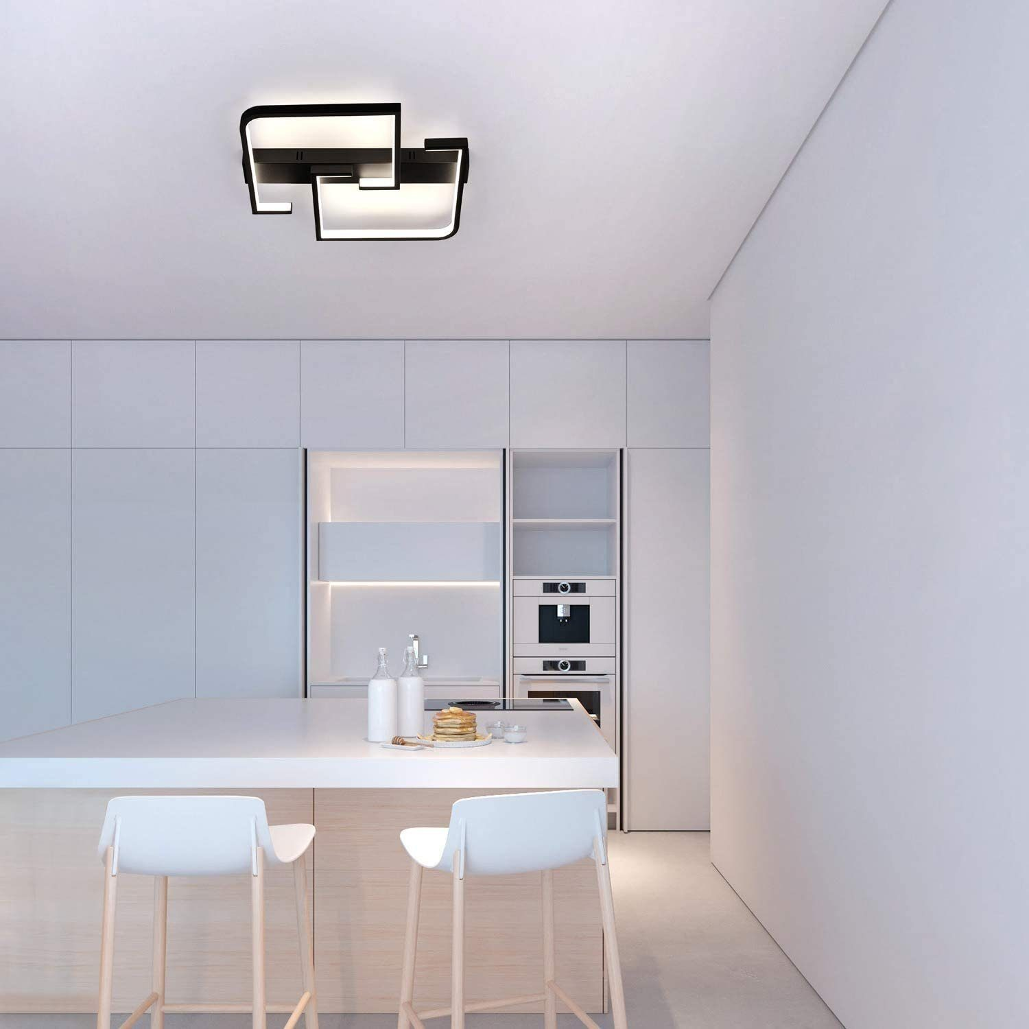 Moderna cucina bianca con una plafoniera a due quadrati al centro.