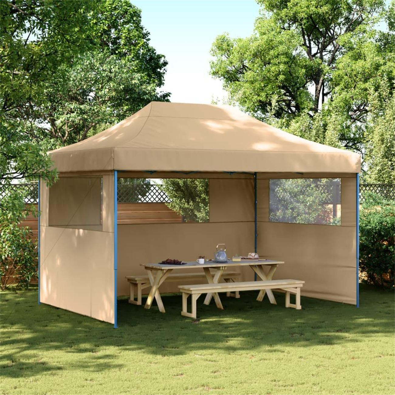 Beige Outdoor-Markise mit Tisch, Bänken und einer grünen Rasenfläche.