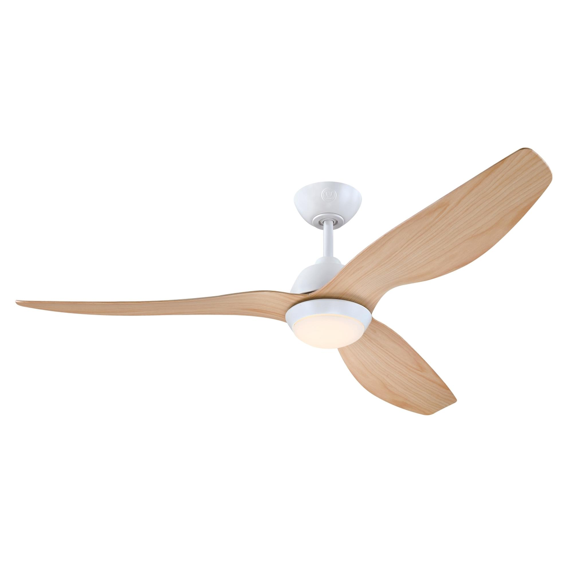 Weißer Deckenventilator mit drei Holzflügeln. Der Ventilator hat ein weißes Licht.