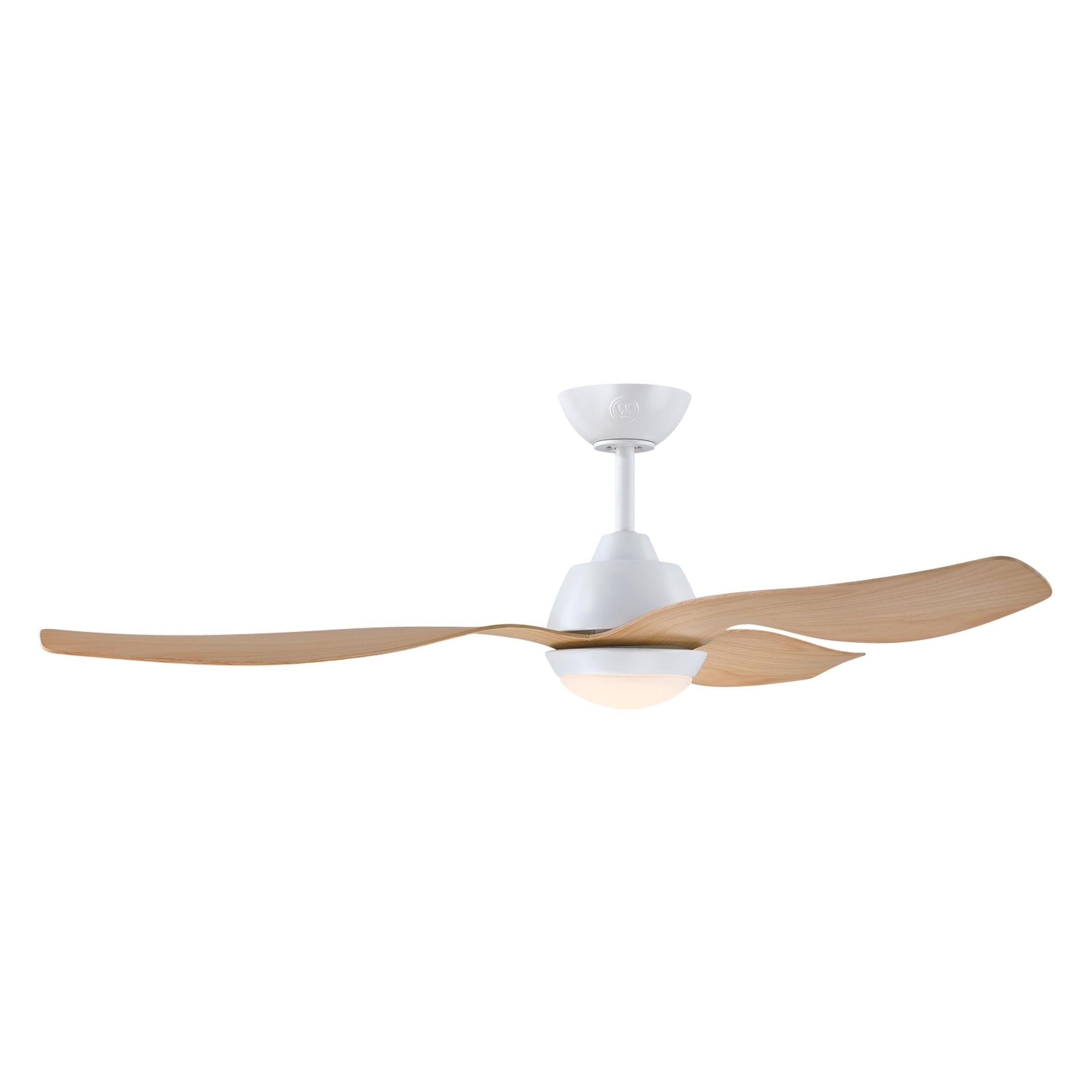 Weißer Deckenventilator mit drei Holzblättern und einer Leuchte darunter.