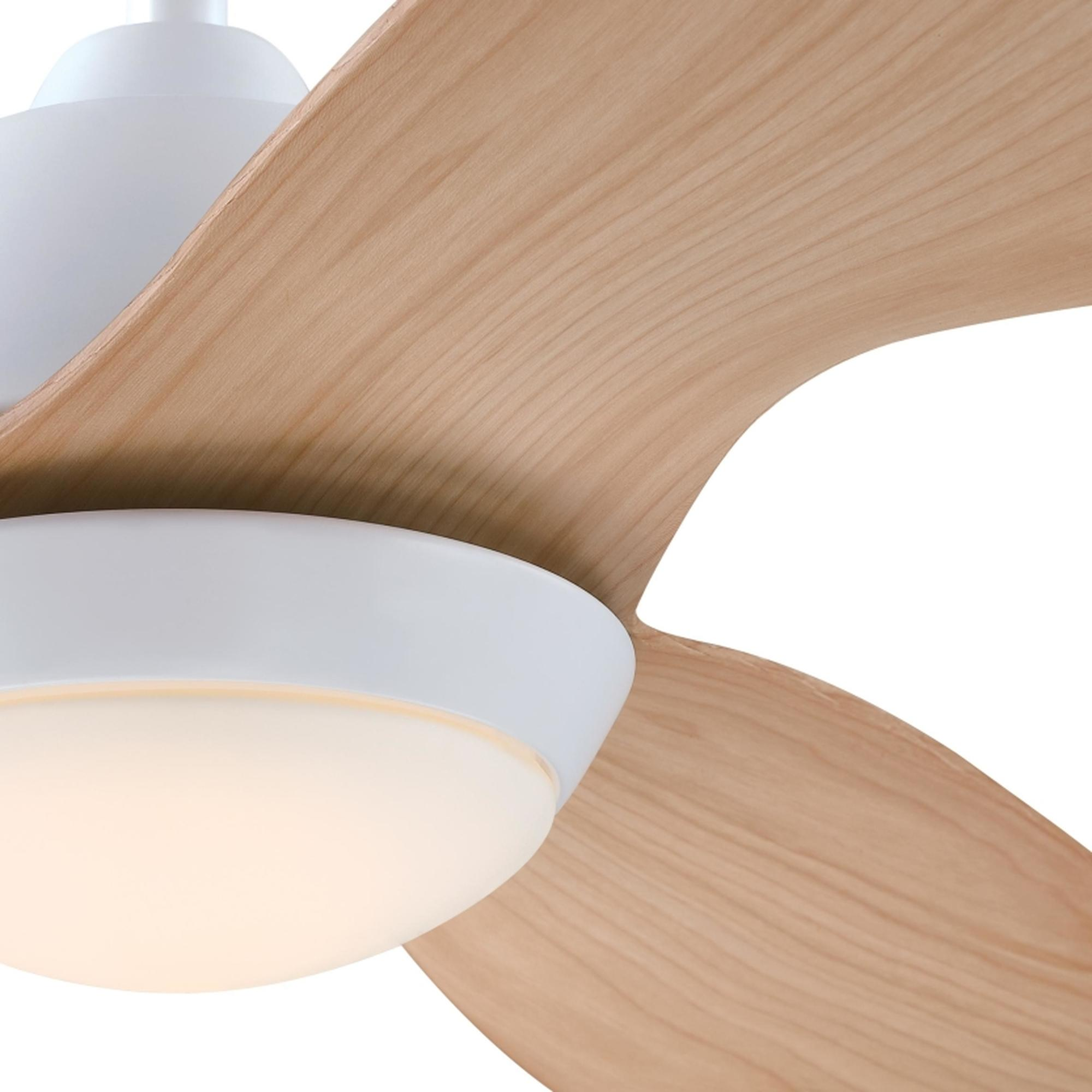 Deckenventilator mit drei Holzblättern und weißer Leuchte, Nahaufnahme.