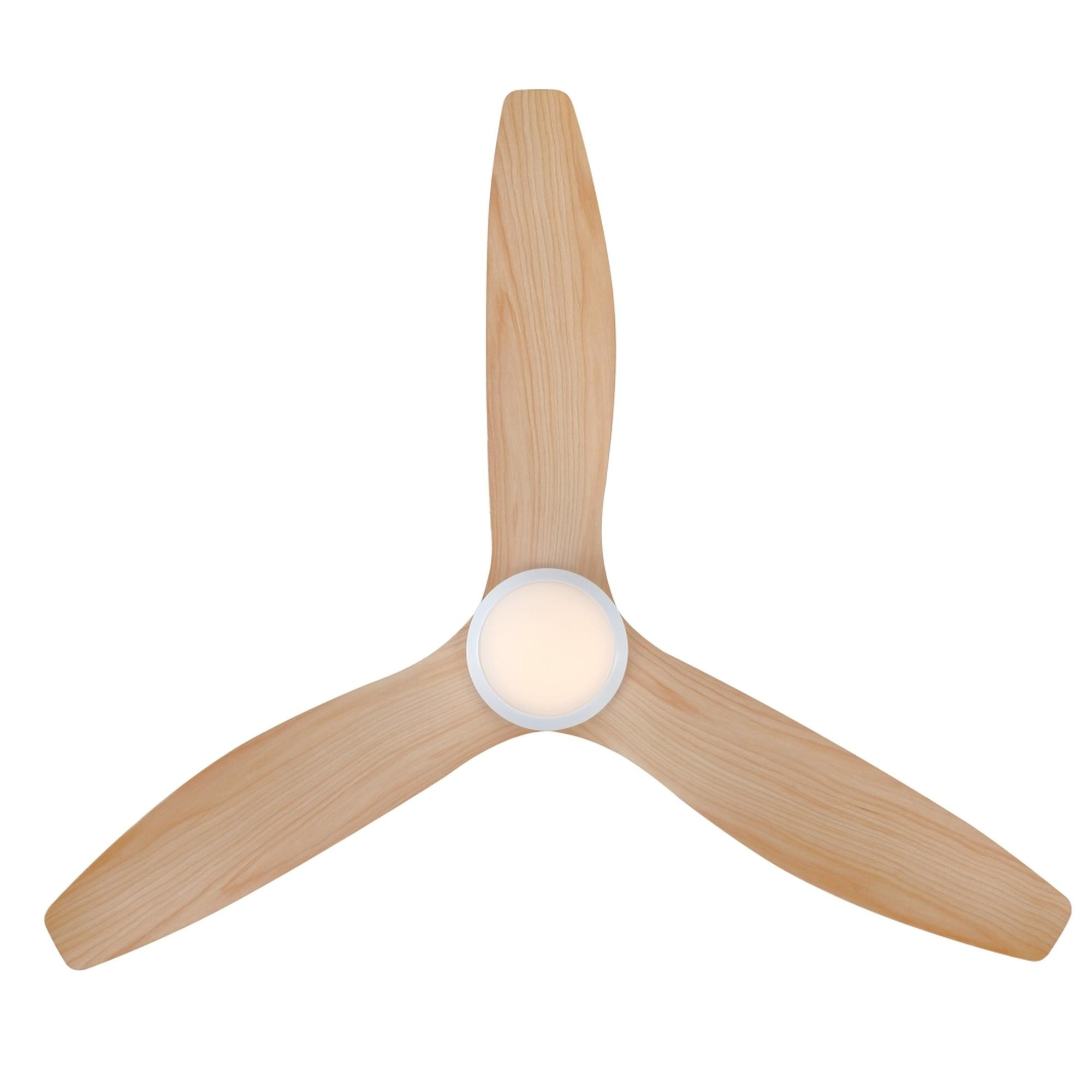 Nahaufnahme eines Deckenventilators. Drei Holzflügel an einem weißen Licht befestigt.