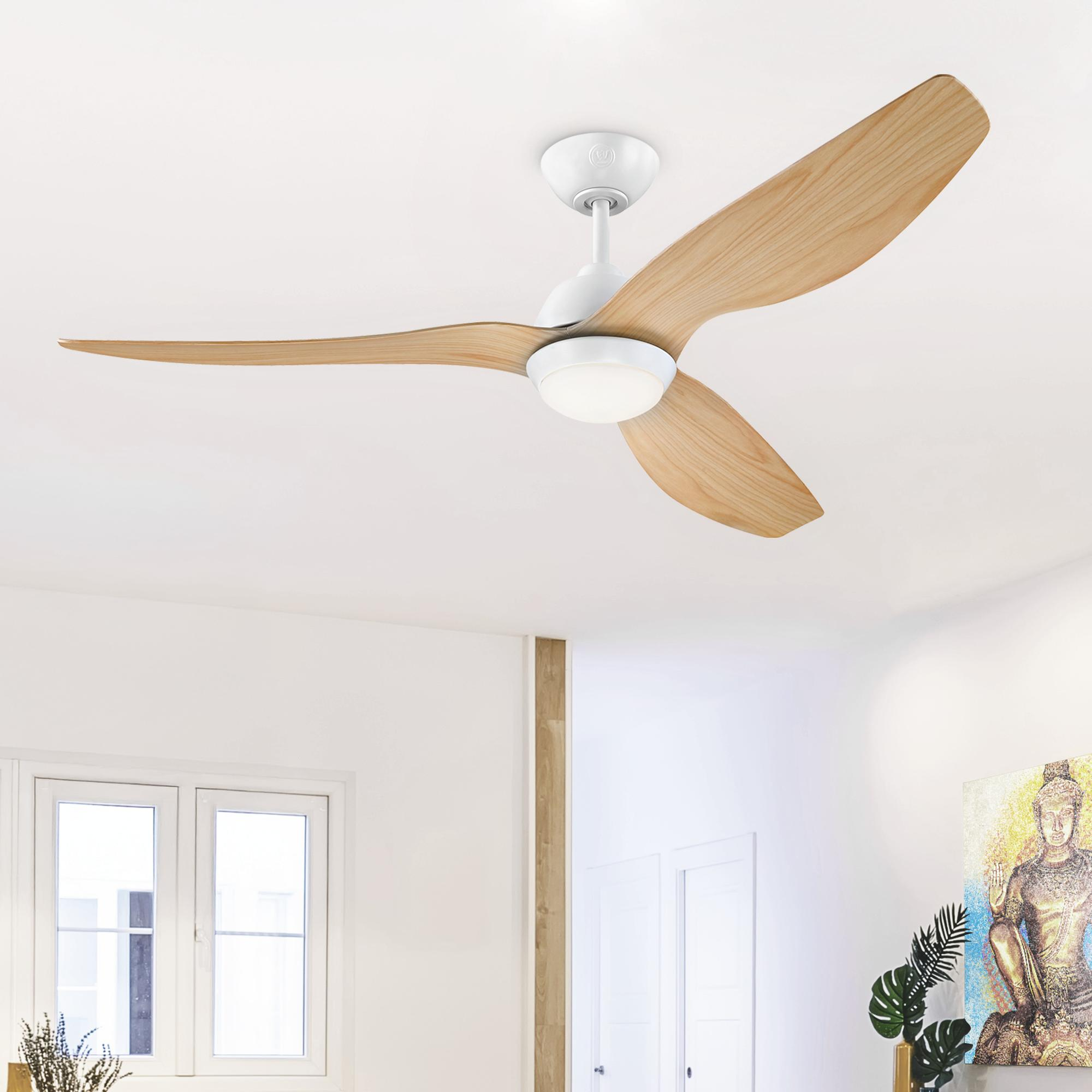Weißer Deckenventilator mit drei Holzflügeln. Er ist an einer weißen Decke montiert. Der Hintergrund ist ein heller Raum.