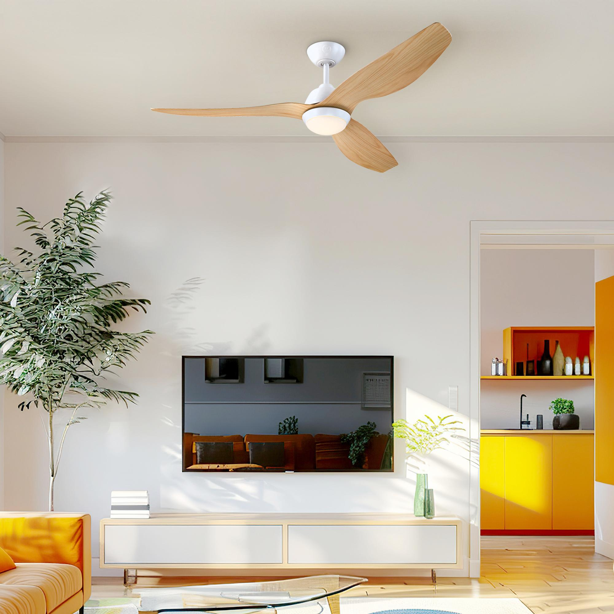 Wohnzimmer mit Deckenventilator. Ein Fernseher an der Wand, darunter ein Schrank. Rechts ein gelber Schrank.