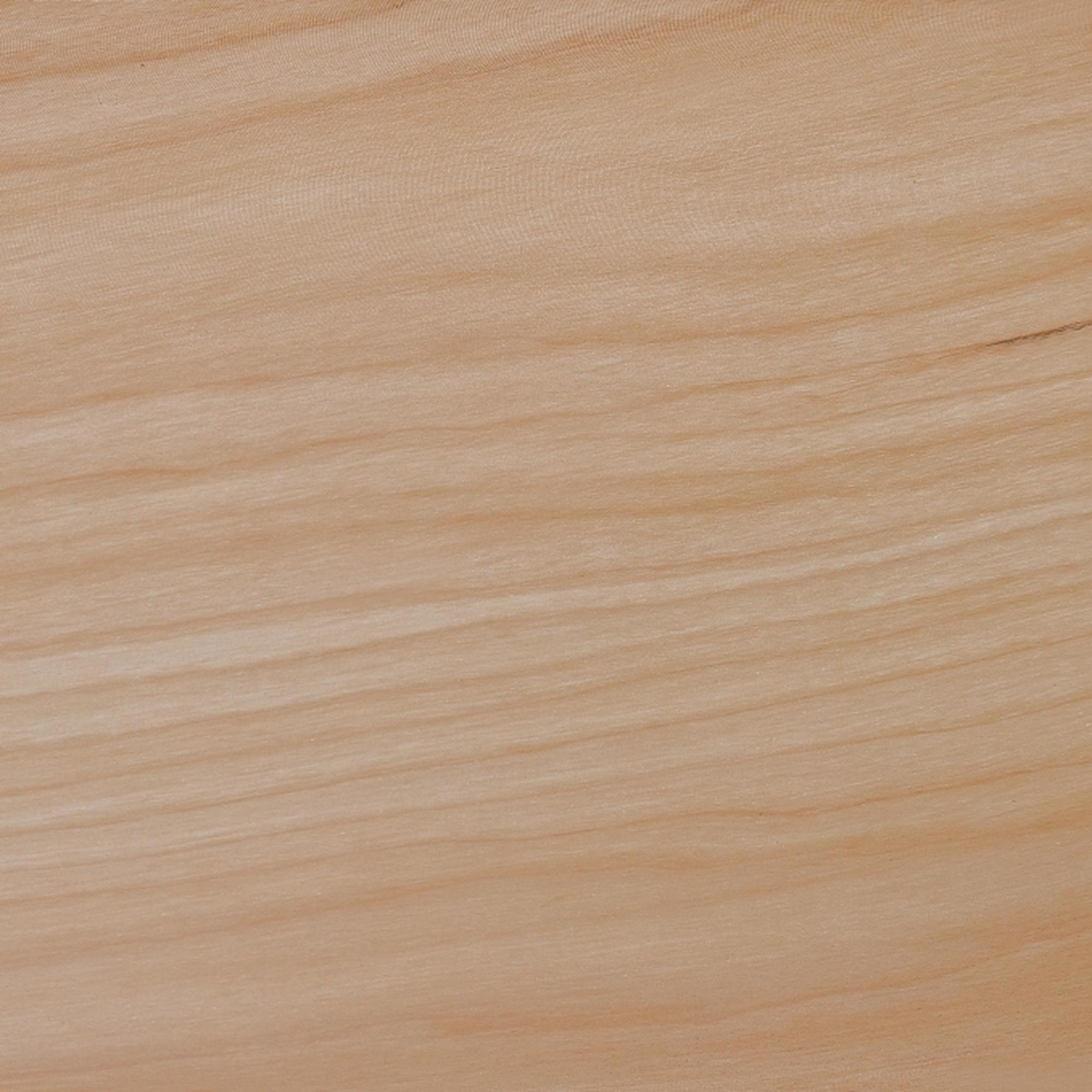 Nahaufnahme einer Holzmaserung. Das Holz ist hellbraun und glatt.