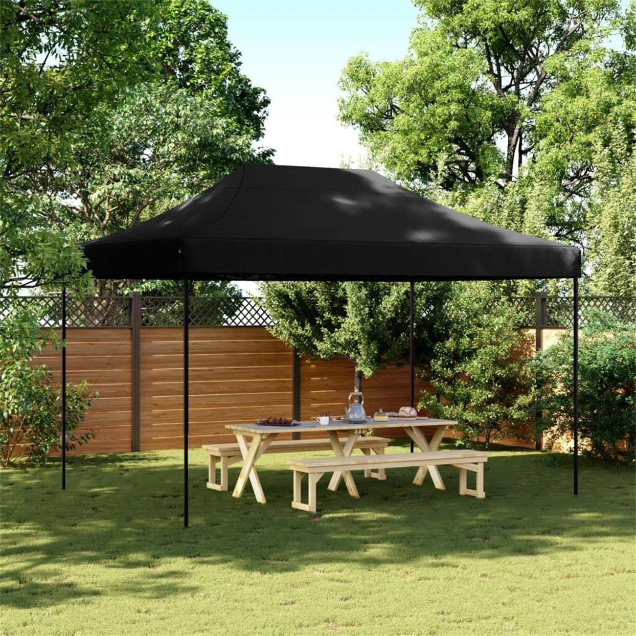 Schwarzer Pavillon über Picknicktisch und Bänken in einem grasbewachsenen Garten. Grüne Bäume und Holzzaun im Hintergrund.