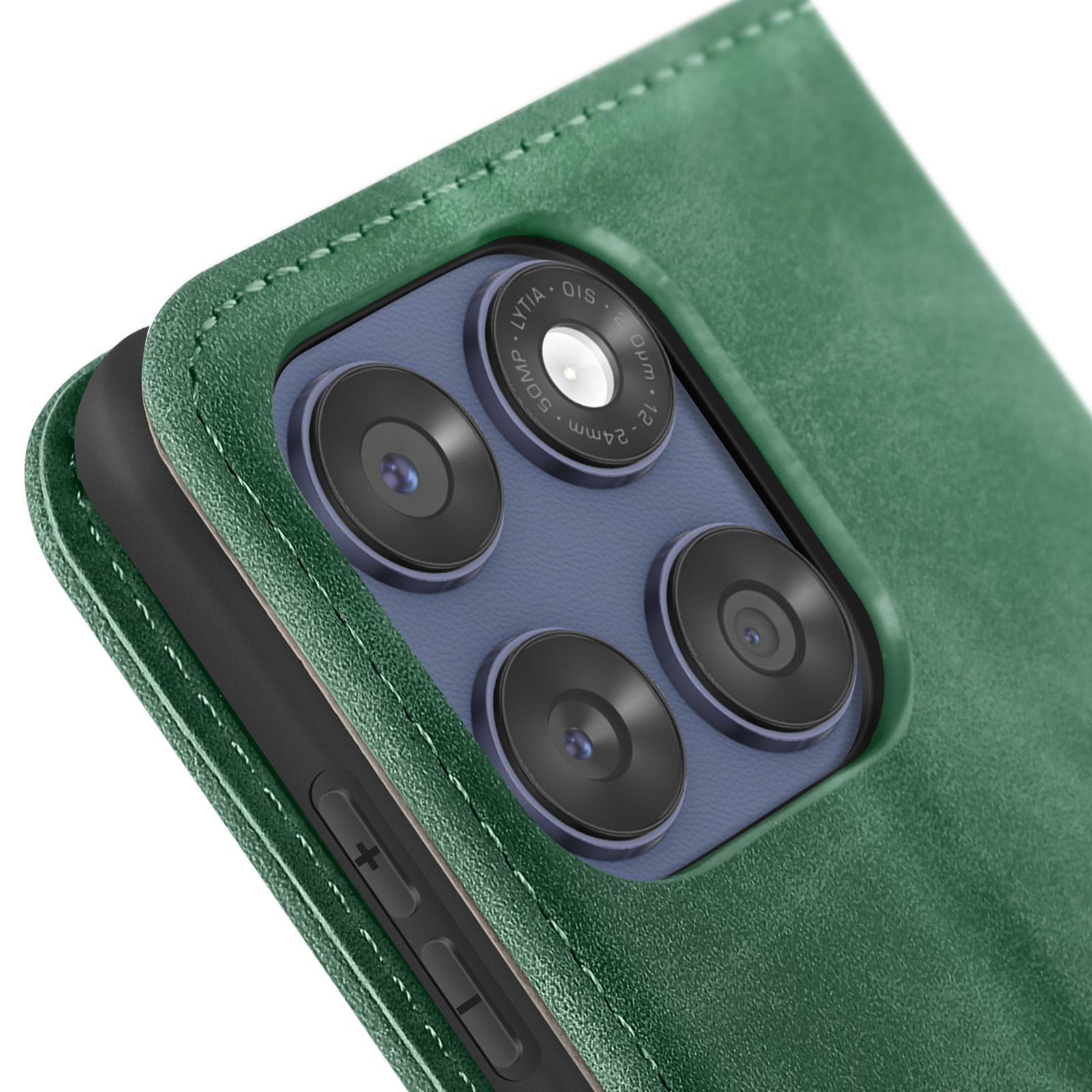 Un primo piano di una custodia verde per telefono con sporgenza della fotocamera, dettagli di cucitura e pulsanti.
