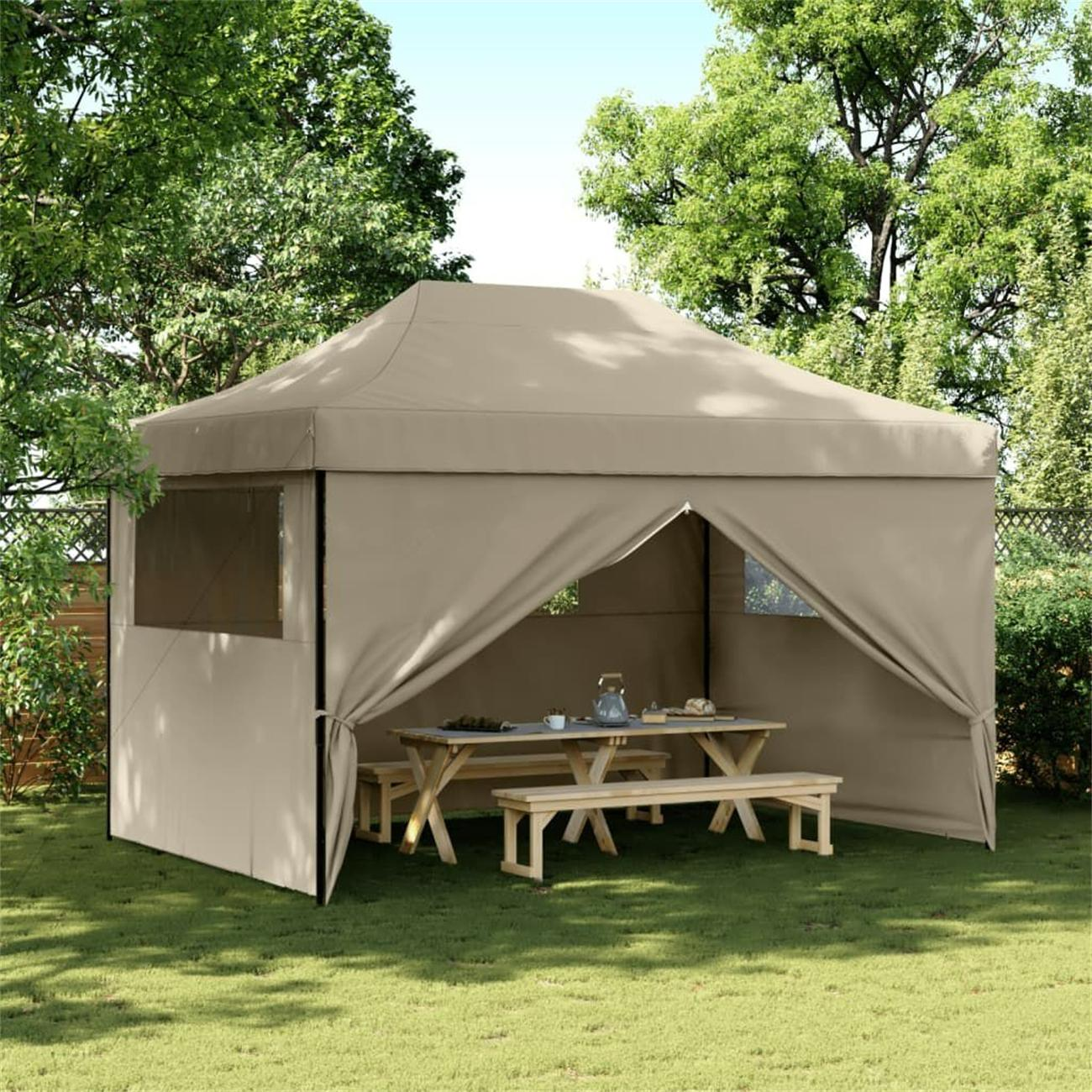 Beiges Outdoor-Zelt auf Gras mit Picknicktisch und Bänken. Bäume umgeben das Zelt.