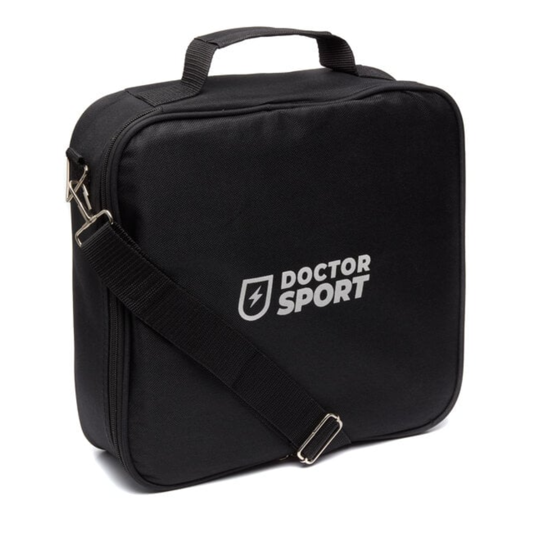 Eine schwarze Doctor Sport Tasche mit Schultergurt, weißem Logo und quadratischer Form.
