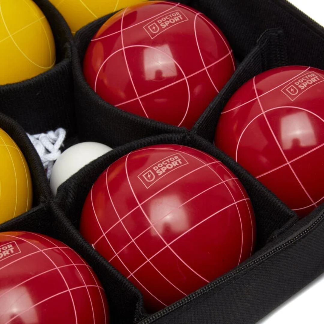 Eine Kiste mit roten und gelben Boccia-Bällen in einem schwarzen Koffer, Nahaufnahme.