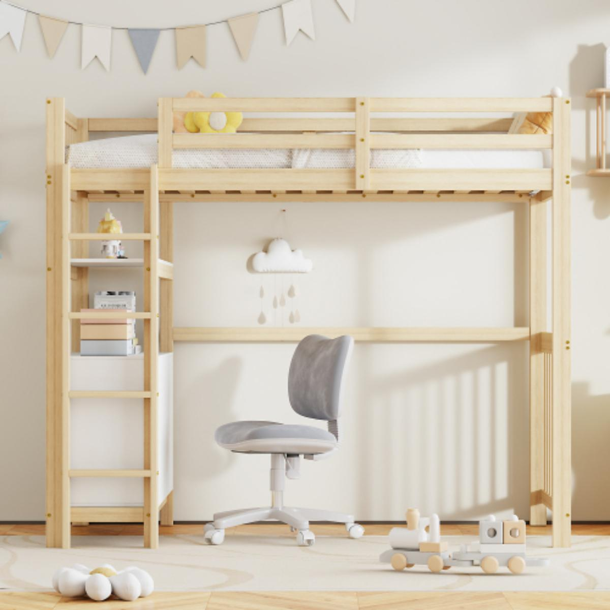 Etagenbett mit Schreibtisch und Stuhl, mit Spielzeug, Büchern und einem Wolken-Mobile.