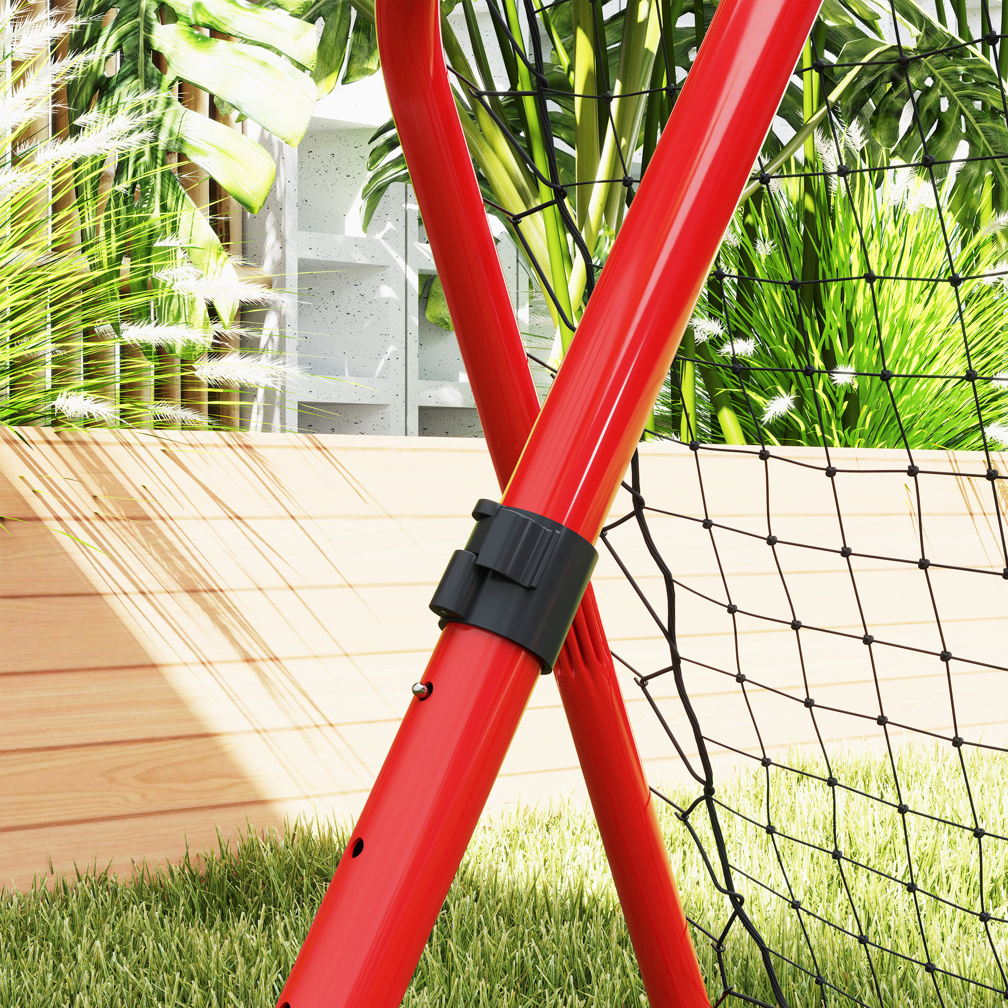 Roter Baseball-Netzrahmen in einer grasbewachsenen Fläche. Hintergrund: Holzzaun und Laub.